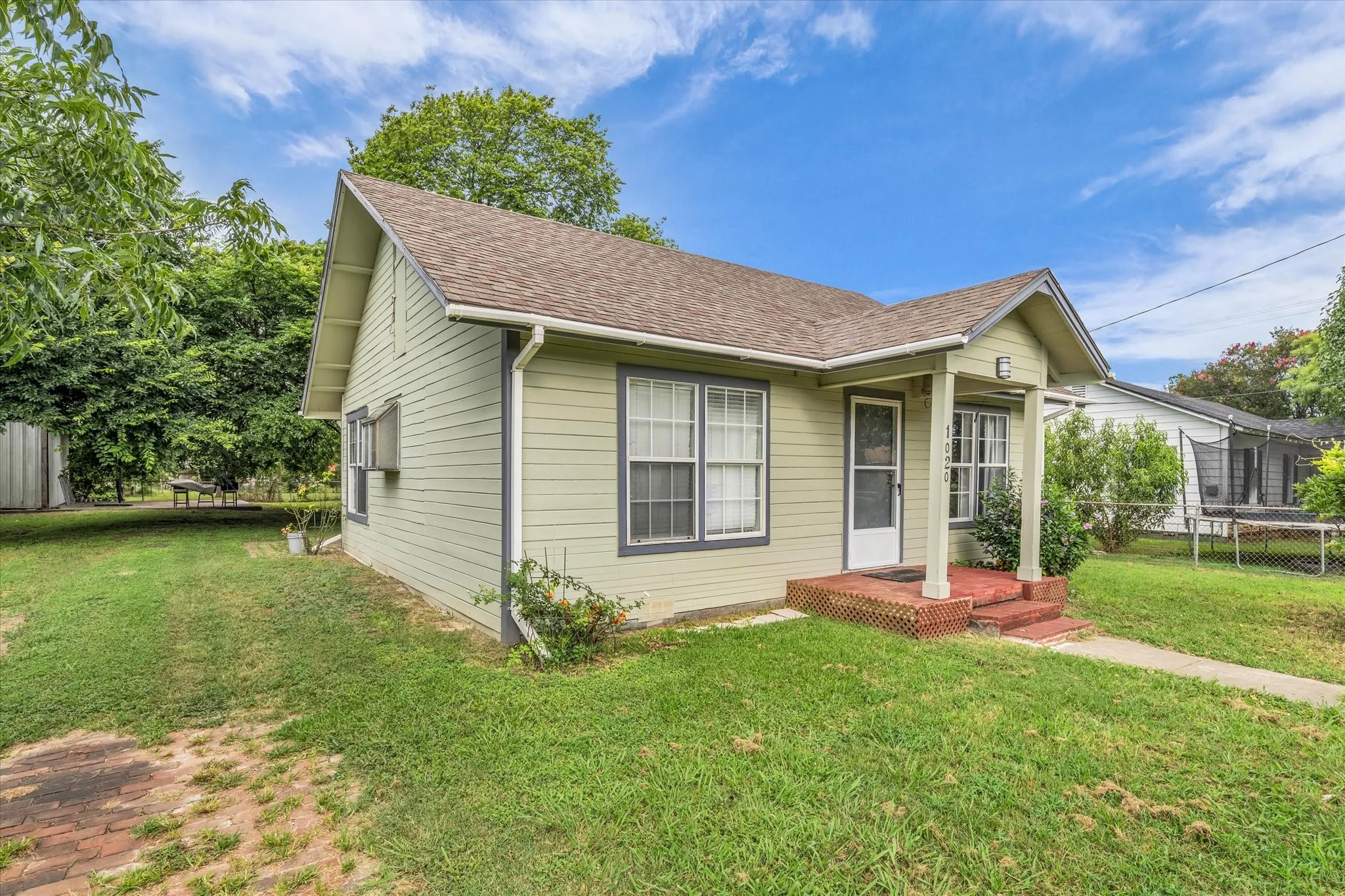 Single Family Residence For Sale in Mc Lennan County , 1020 Fisher Street, Bellmead, Texas 76705, 3 Bedroom, 1 Bathroom, Garage spaces, 1,040 Sqft, built in 1939, mls#21315000, Real Estate Agent in Bellmead, Homes For Sale in Mc Lennan county, Homes For Sale in Bellmead, Realtor in Bellmead Texas, Real Estate Brokerage Independent Realty Texas, Luminita Cordes Realtor