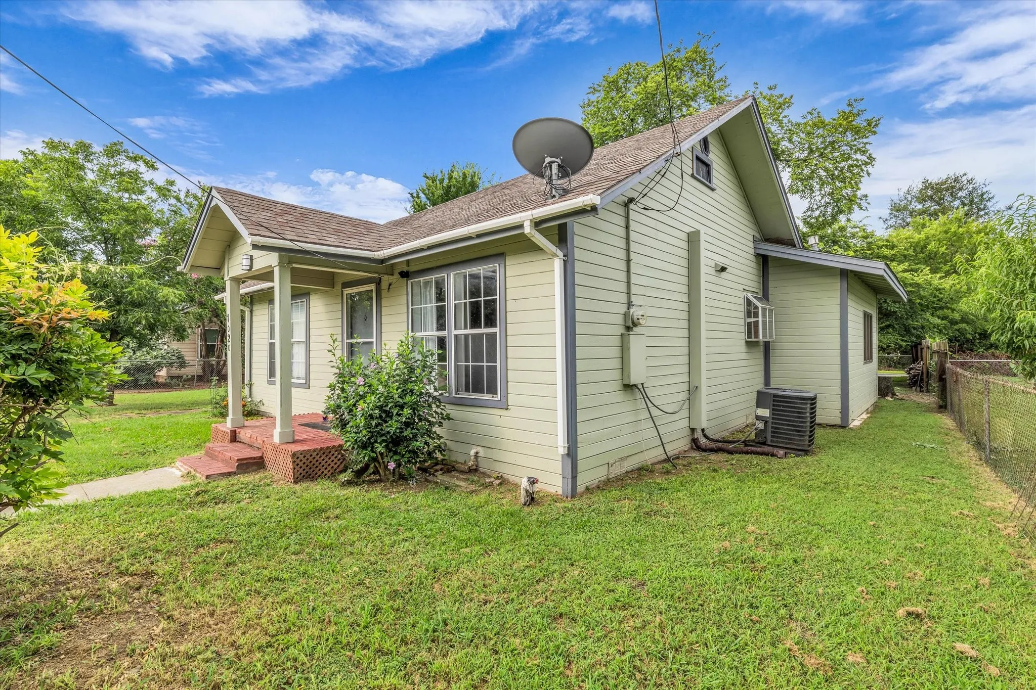 Single Family Residence For Sale in Mc Lennan County , 1020 Fisher Street, Bellmead, Texas 76705, 3 Bedroom, 1 Bathroom, Garage spaces, 1,040 Sqft, built in 1939, mls#21315000, Real Estate Agent in Bellmead, Homes For Sale in Mc Lennan county, Homes For Sale in Bellmead, Realtor in Bellmead Texas, Real Estate Brokerage Independent Realty Texas, Luminita Cordes Realtor