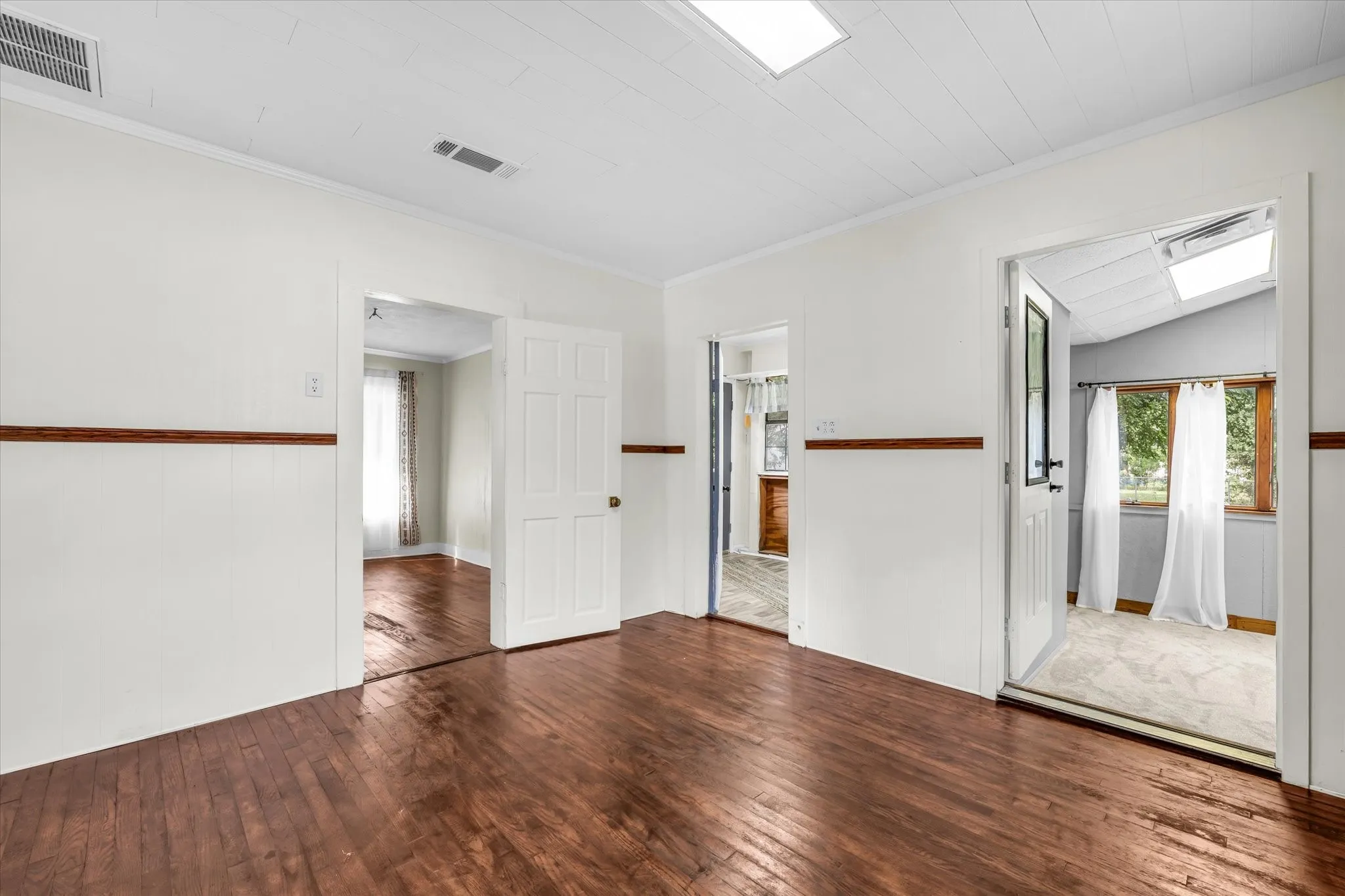 Single Family Residence For Sale in Mc Lennan County , 1020 Fisher Street, Bellmead, Texas 76705, 3 Bedroom, 1 Bathroom, Garage spaces, 1,040 Sqft, built in 1939, mls#21315000, Real Estate Agent in Bellmead, Homes For Sale in Mc Lennan county, Homes For Sale in Bellmead, Realtor in Bellmead Texas, Real Estate Brokerage Independent Realty Texas, Luminita Cordes Realtor