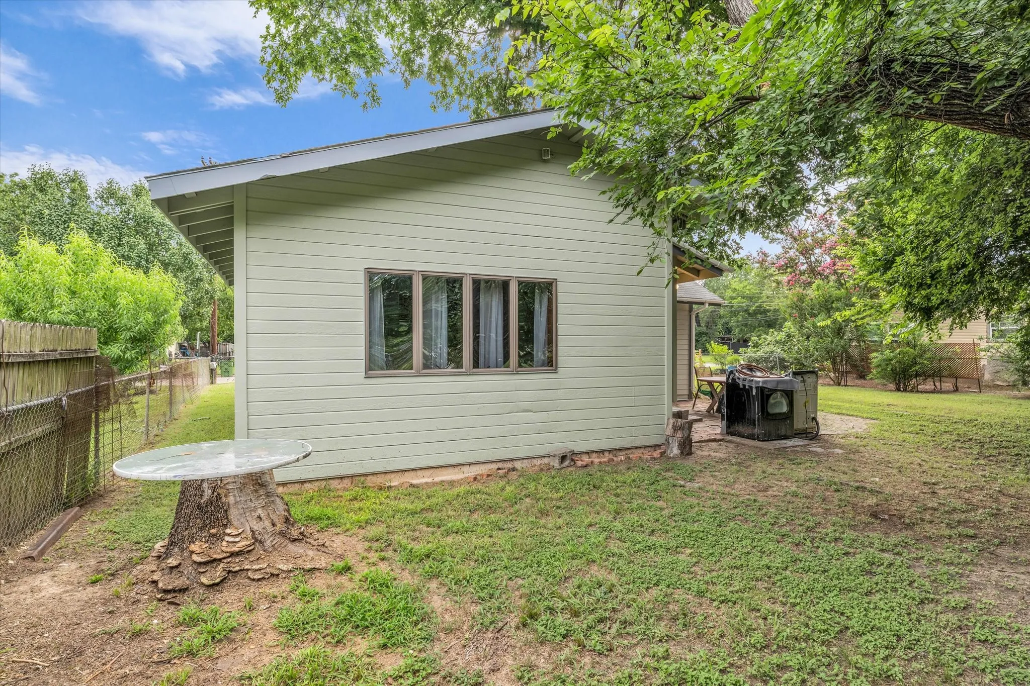 Single Family Residence For Sale in Mc Lennan County , 1020 Fisher Street, Bellmead, Texas 76705, 3 Bedroom, 1 Bathroom, Garage spaces, 1,040 Sqft, built in 1939, mls#21315000, Real Estate Agent in Bellmead, Homes For Sale in Mc Lennan county, Homes For Sale in Bellmead, Realtor in Bellmead Texas, Real Estate Brokerage Independent Realty Texas, Luminita Cordes Realtor