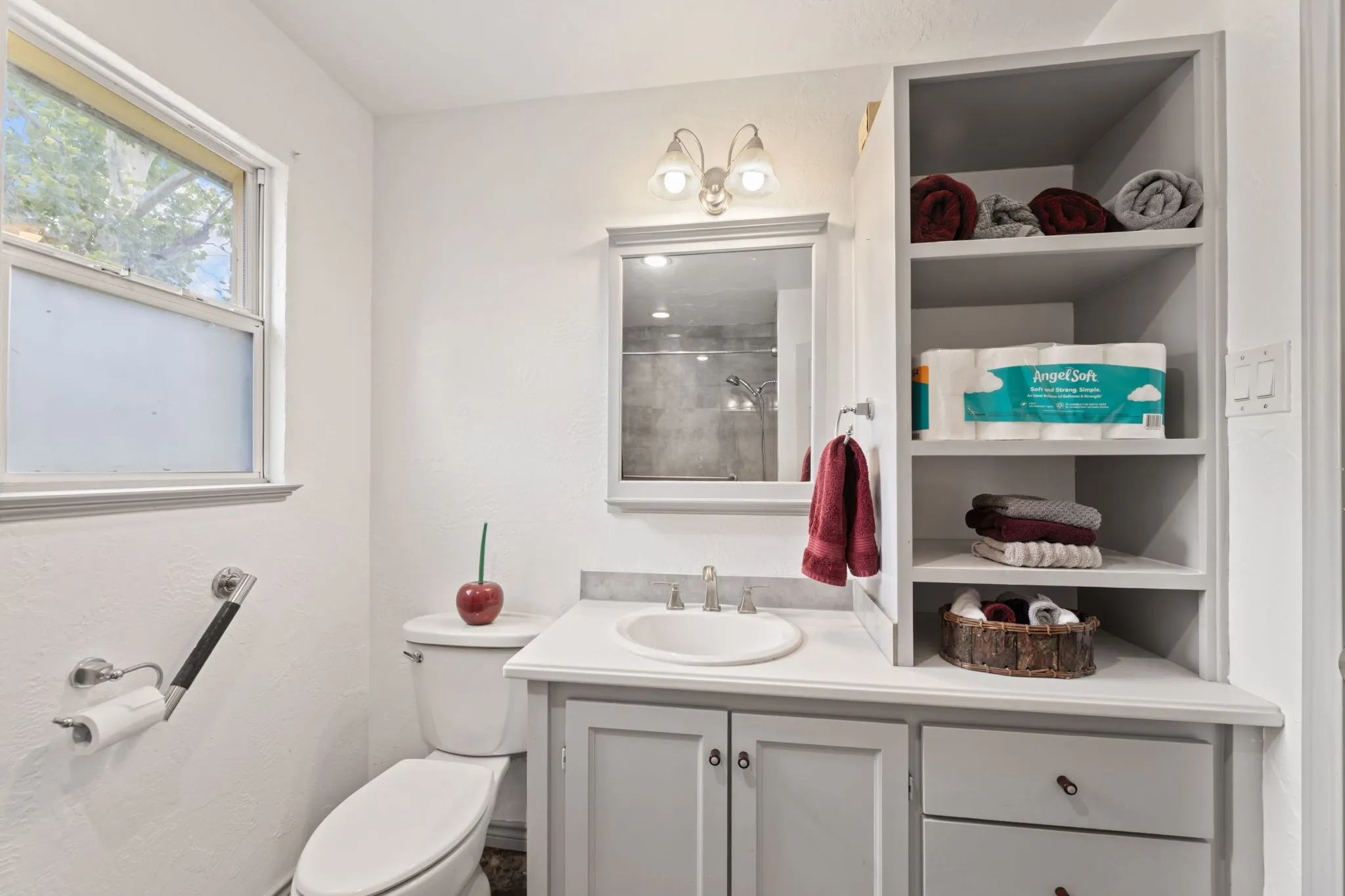 Single Family Residence For Sale in Dallas County , 10382 Newcombe Drive, Dallas, Texas 75228, 2 Bedroom, 1 Bathroom, 2 Garage spaces, 1,278 Sqft, built in 1953, mls#21315273, Real Estate Agent in Dallas, Homes For Sale in Dallas county, Homes For Sale in Dallas, Realtor in Dallas Texas, Real Estate Brokerage Independent Realty Texas, Luminita Cordes Realtor