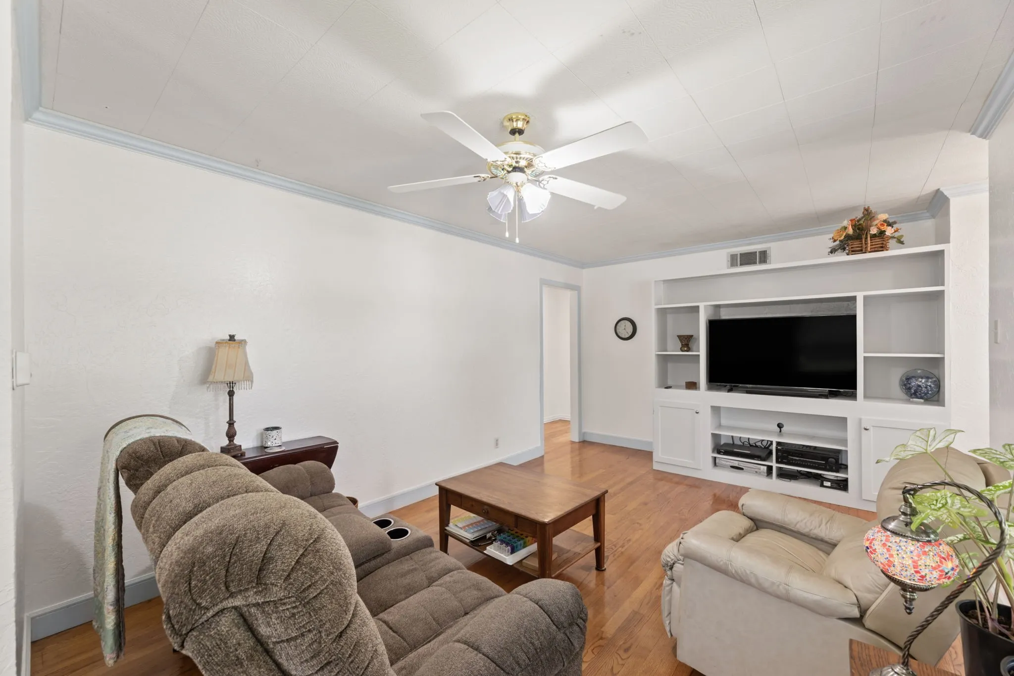 Single Family Residence For Sale in Dallas County , 10382 Newcombe Drive, Dallas, Texas 75228, 2 Bedroom, 1 Bathroom, 2 Garage spaces, 1,278 Sqft, built in 1953, mls#21315273, Real Estate Agent in Dallas, Homes For Sale in Dallas county, Homes For Sale in Dallas, Realtor in Dallas Texas, Real Estate Brokerage Independent Realty Texas, Luminita Cordes Realtor