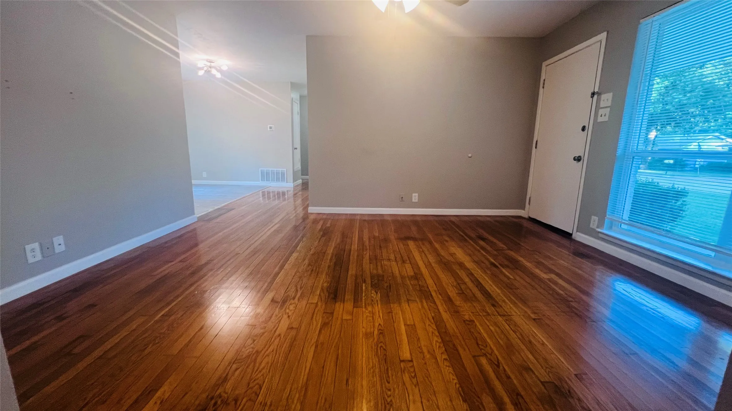 Single Family Residence For Rent in Denton County , 909 Laguna Drive, Denton, Texas 76209, 3 Bedroom, 2 Bathroom, 1 Garage spaces, 1,081 Sqft, built in 1965, mls#21315290, Real Estate Agent in Denton, Homes For Rent in Denton county, Homes For Rent in Denton, Realtor in Denton Texas, Real Estate Brokerage Independent Realty Texas, Luminita Cordes Realtor