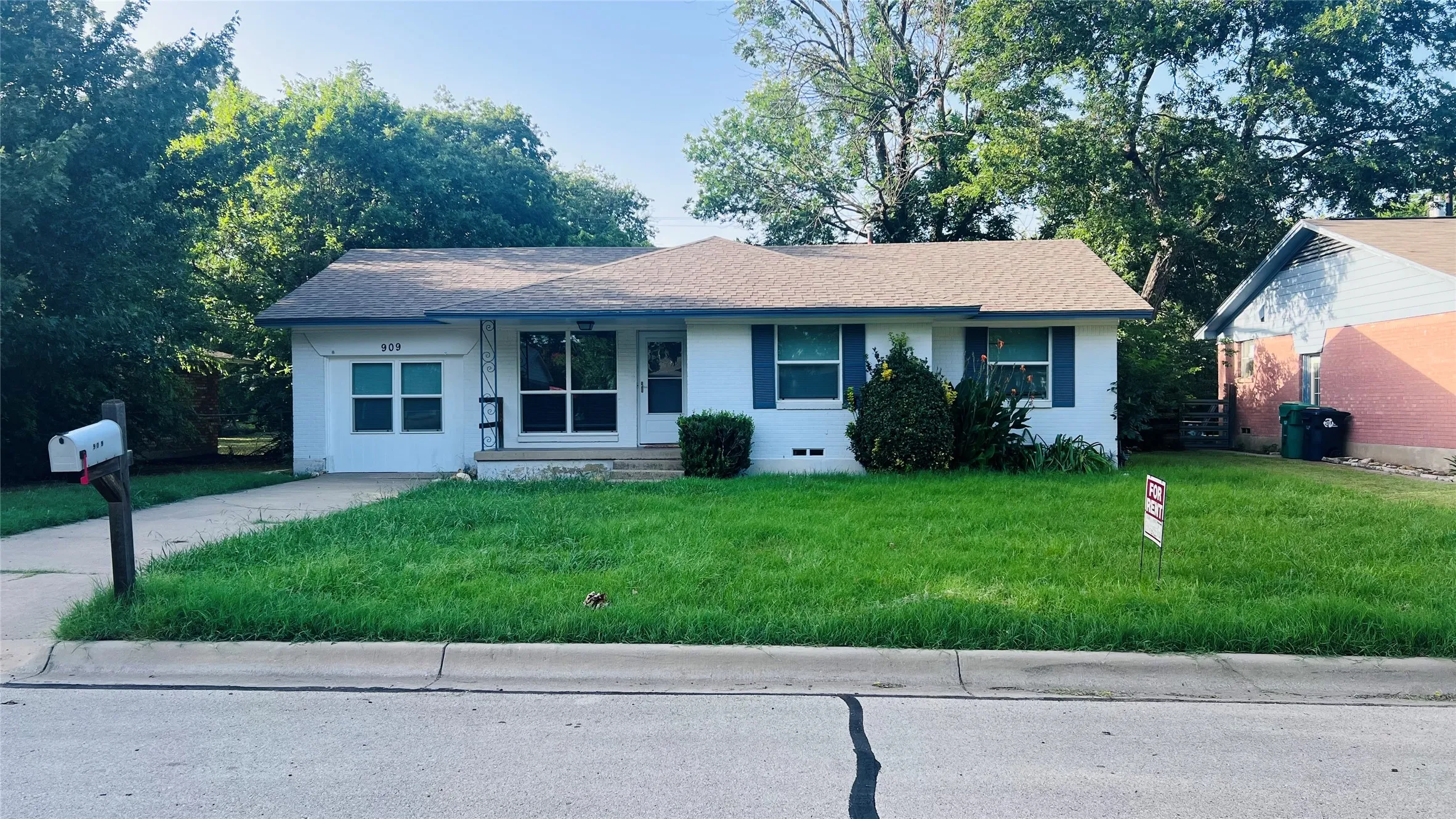 Single Family Residence For Rent in Denton County , 909 Laguna Drive, Denton, Texas 76209, 3 Bedroom, 2 Bathroom, 1 Garage spaces, 1,081 Sqft, built in 1965, mls#21315290, Real Estate Agent in Denton, Homes For Rent in Denton county, Homes For Rent in Denton, Realtor in Denton Texas, Real Estate Brokerage Independent Realty Texas, Luminita Cordes Realtor