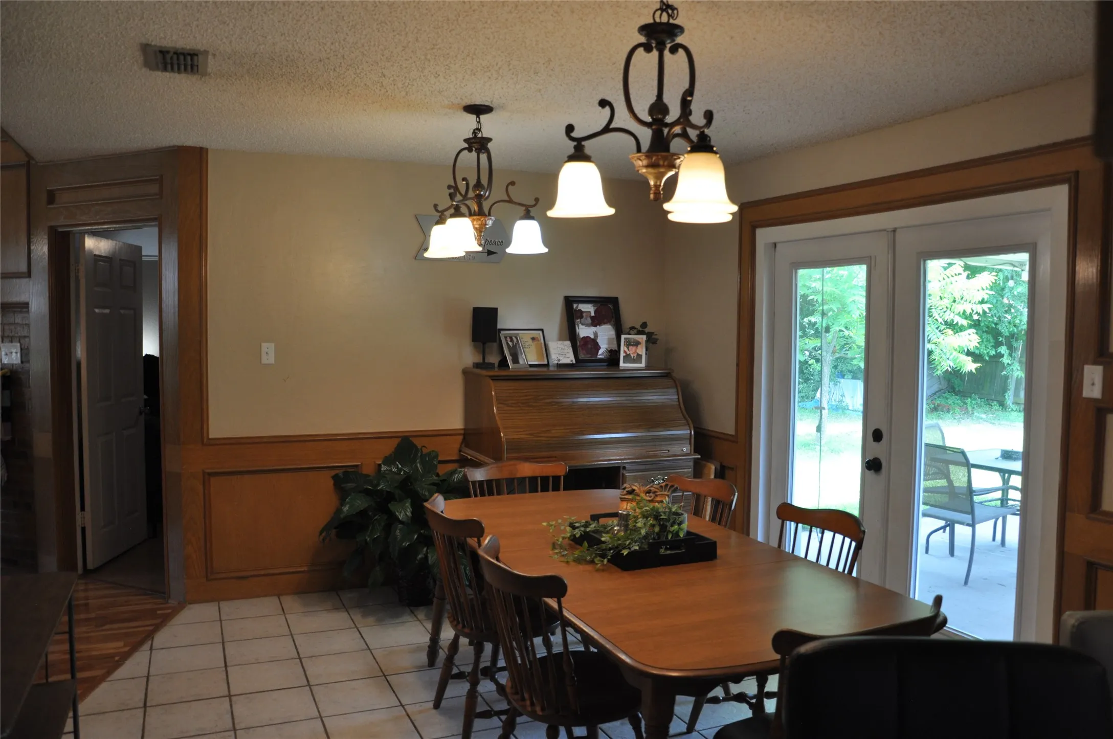 Single Family Residence For Sale in Hopkins County , 1021 Markeda, Sulphur Springs, Texas 75482, 3 Bedroom, 2 Bathroom, 2 Garage spaces, 1,513 Sqft, built in 1987, mls#21309105, Real Estate Agent in Sulphur Springs, Homes For Sale in Hopkins county, Homes For Sale in Sulphur Springs, Realtor in Sulphur Springs Texas, Real Estate Brokerage Independent Realty Texas, Luminita Cordes Realtor