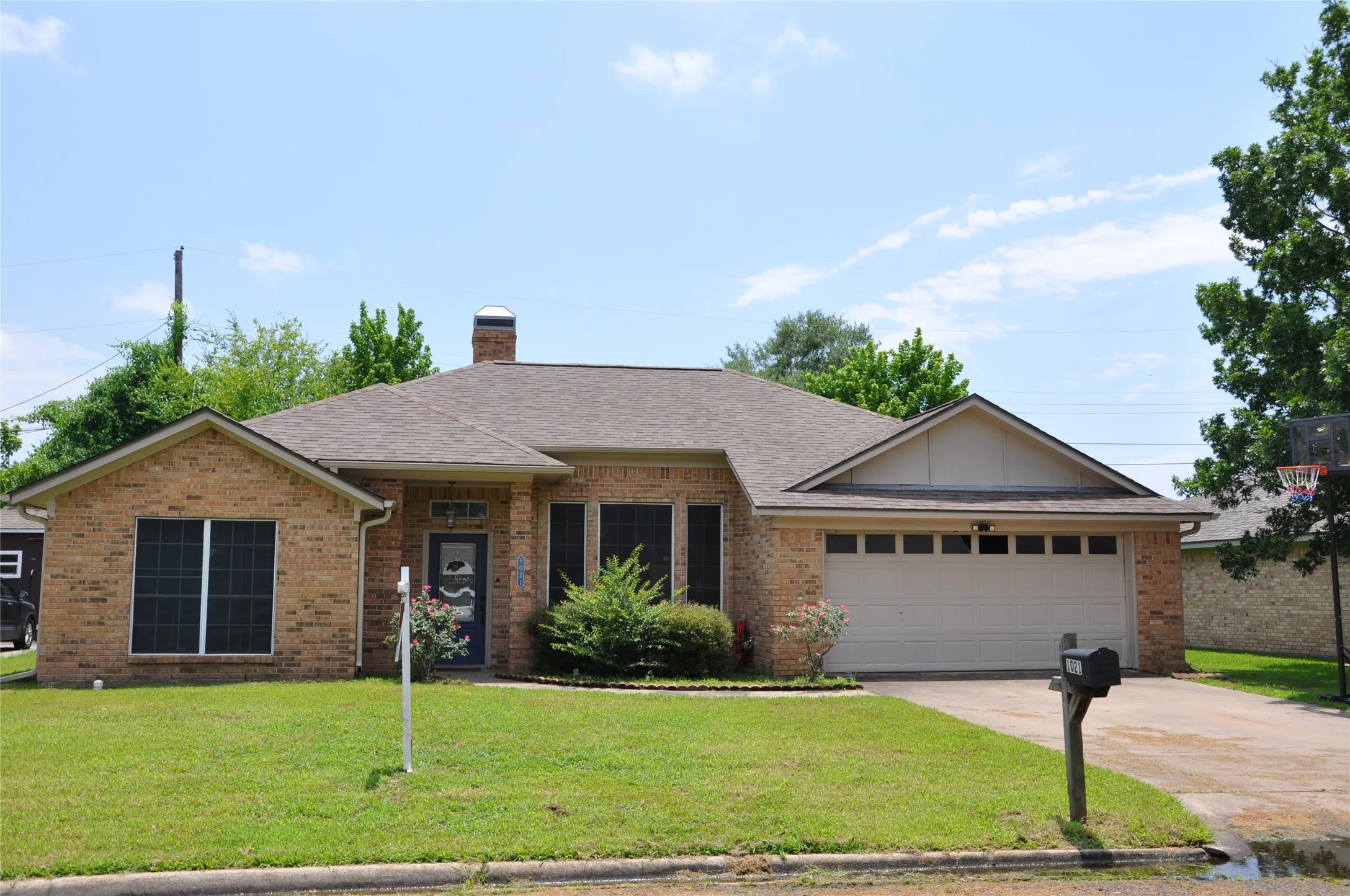 Single Family Residence For Sale in Hopkins County , 1021 Markeda, Sulphur Springs, Texas 75482, 3 Bedroom, 2 Bathroom, 2 Garage spaces, 1,513 Sqft, built in 1987, mls#21309105, Real Estate Agent in Sulphur Springs, Homes For Sale in Hopkins county, Homes For Sale in Sulphur Springs, Realtor in Sulphur Springs Texas, Real Estate Brokerage Independent Realty Texas, Luminita Cordes Realtor