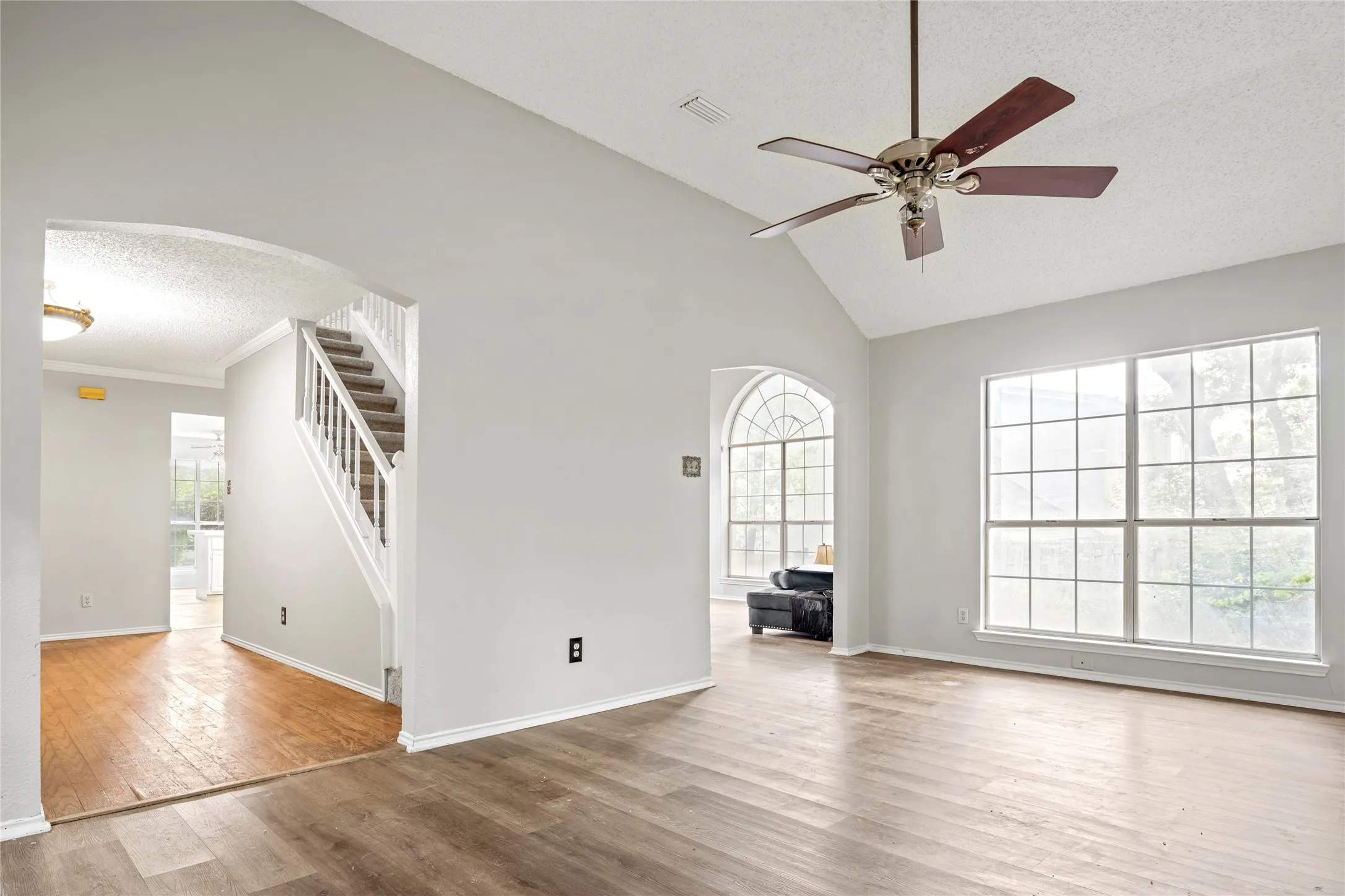 Single Family Residence For Sale in Tarrant County , 5112 Oak Gate Court, Arlington, Texas 76016, 4 Bedroom, 3 Bathroom, 2 Garage spaces, 2,434 Sqft, built in 1988, mls#21314639, Real Estate Agent in Arlington, Homes For Sale in Tarrant county, Homes For Sale in Arlington, Realtor in Arlington Texas, Real Estate Brokerage Independent Realty Texas, Luminita Cordes Realtor