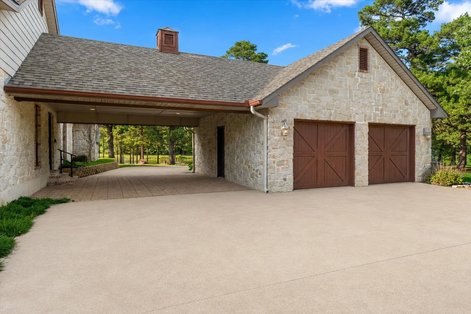 The easy come easy go carport is really appreciated on rainy days, especially in East Texas where it rains far more than the Southern & Western sections of Texas!