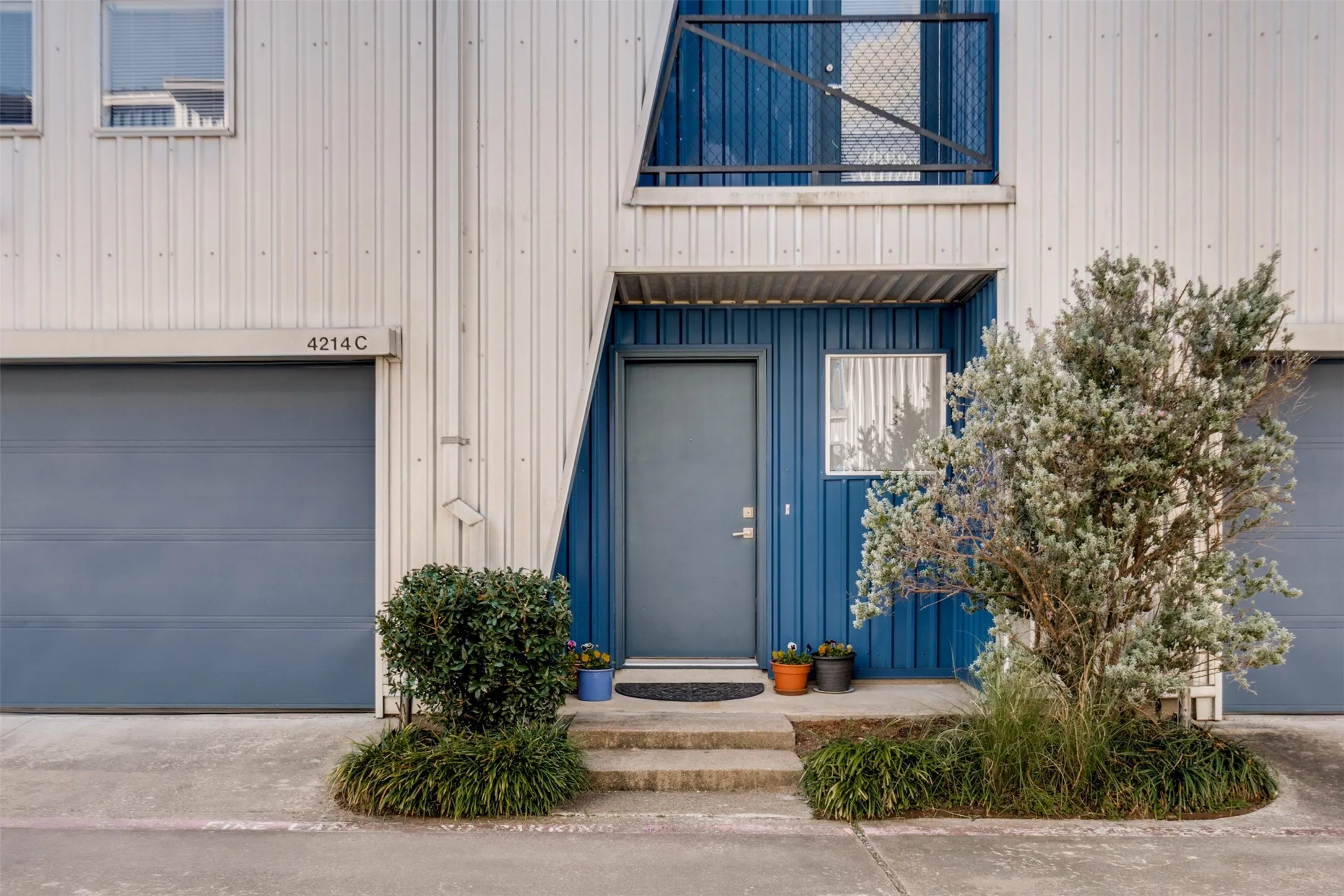 Townhouse For Rent in Dallas County , 4214 Swiss Avenue C, Dallas, Texas 75204, 2 Bedroom, 2 Bathroom, 2 Garage spaces, 2,053 Sqft, built in 2001, mls#21310783, Real Estate Agent in Dallas, Homes For Rent in Dallas county, Homes For Rent in Dallas, Realtor in Dallas Texas, Real Estate Brokerage Independent Realty Texas, Luminita Cordes Realtor