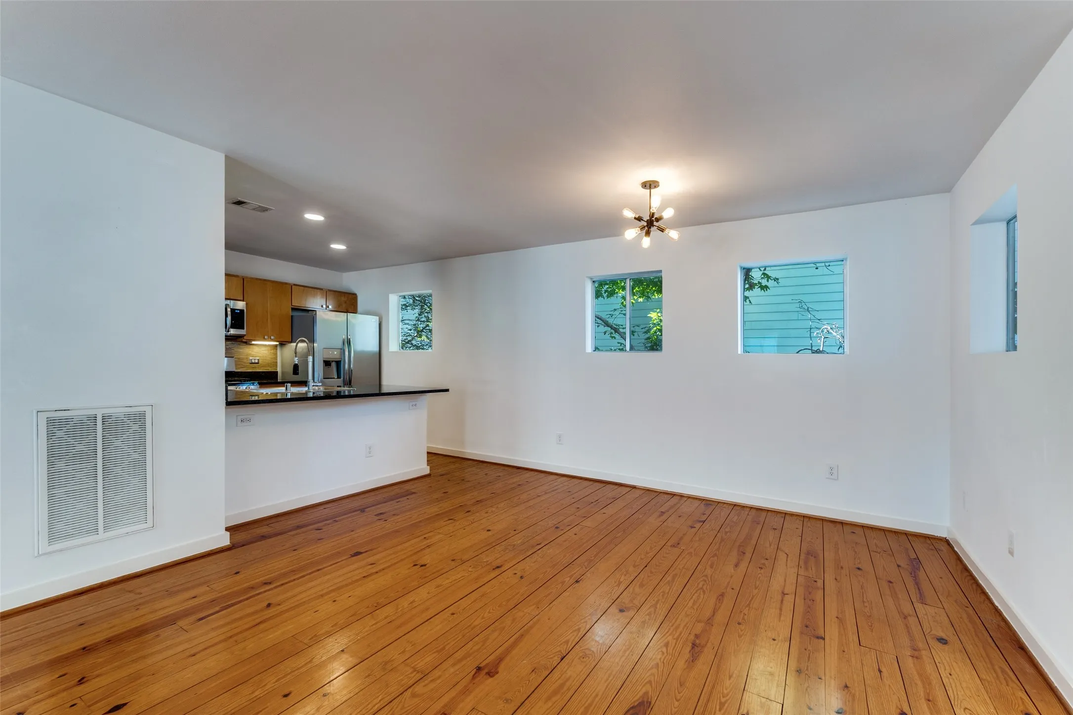 Townhouse For Rent in Dallas County , 4214 Swiss Avenue C, Dallas, Texas 75204, 2 Bedroom, 2 Bathroom, 2 Garage spaces, 2,053 Sqft, built in 2001, mls#21310783, Real Estate Agent in Dallas, Homes For Rent in Dallas county, Homes For Rent in Dallas, Realtor in Dallas Texas, Real Estate Brokerage Independent Realty Texas, Luminita Cordes Realtor