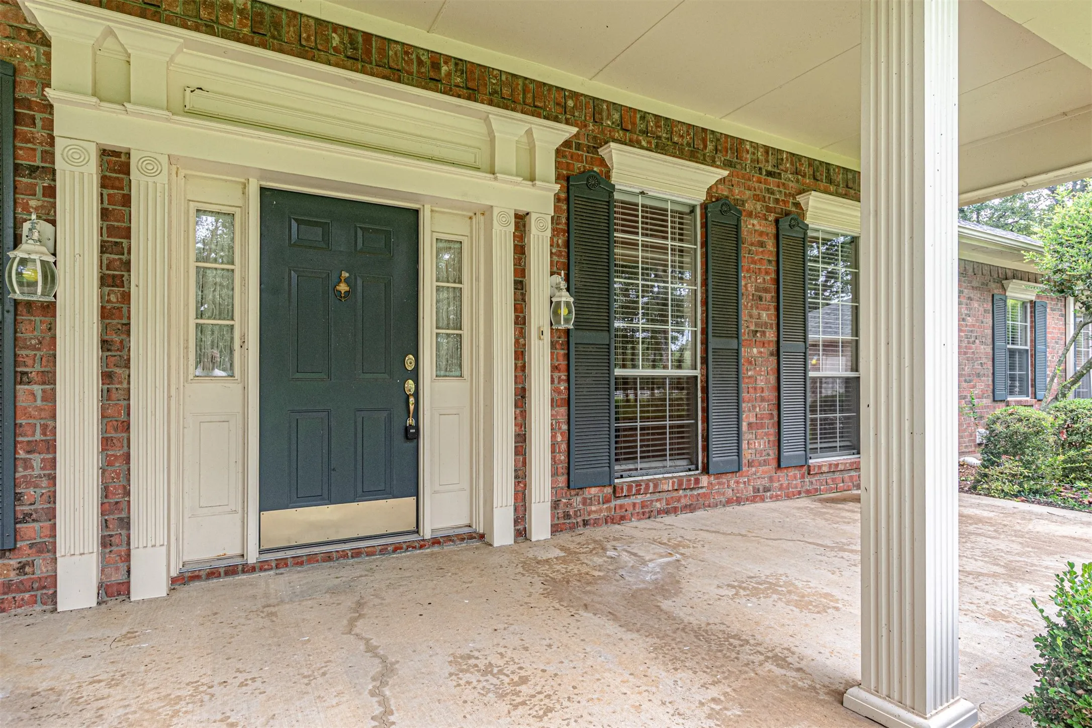 Main Entrance with space for furniture and decor