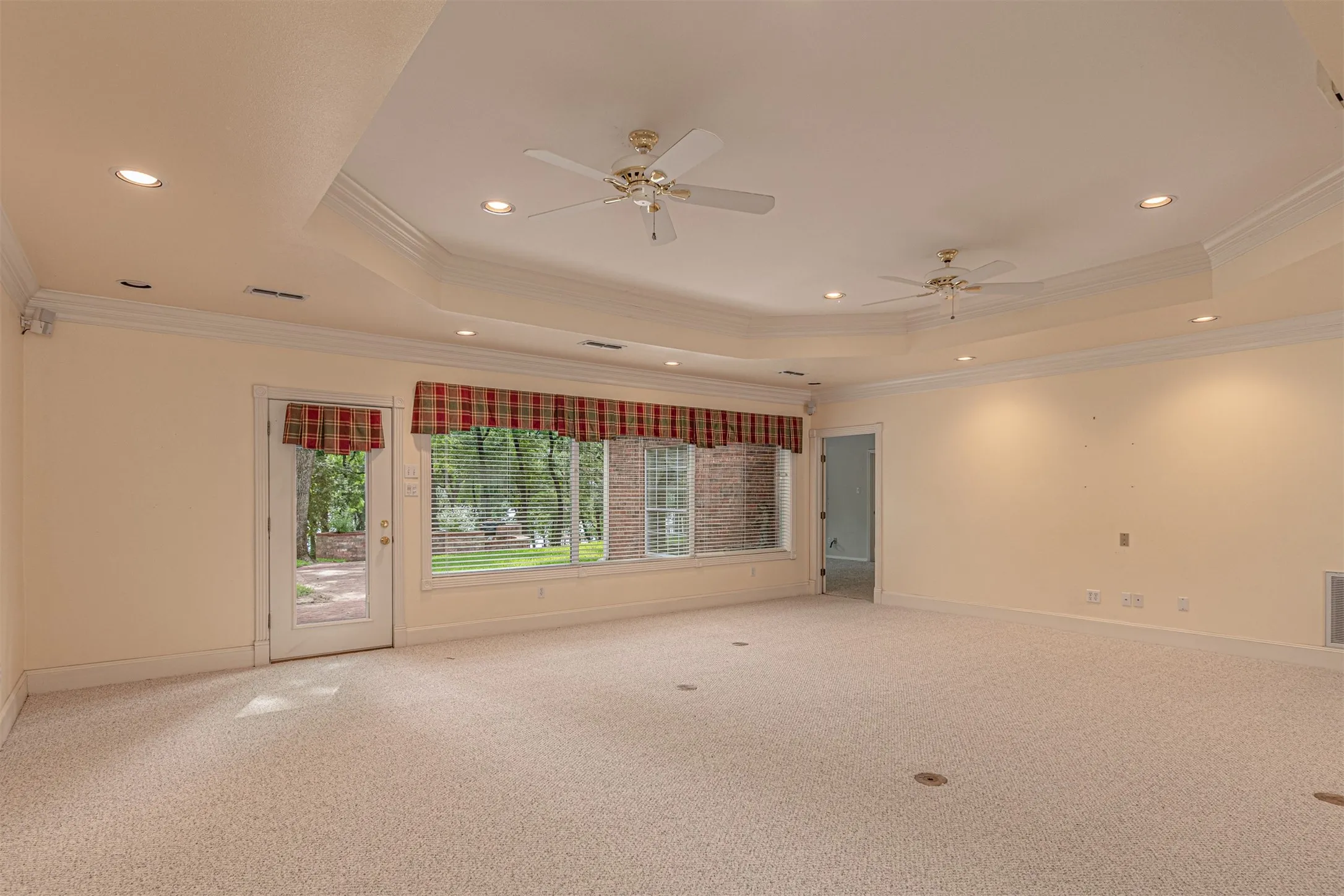 Very large family room with brand new carpet