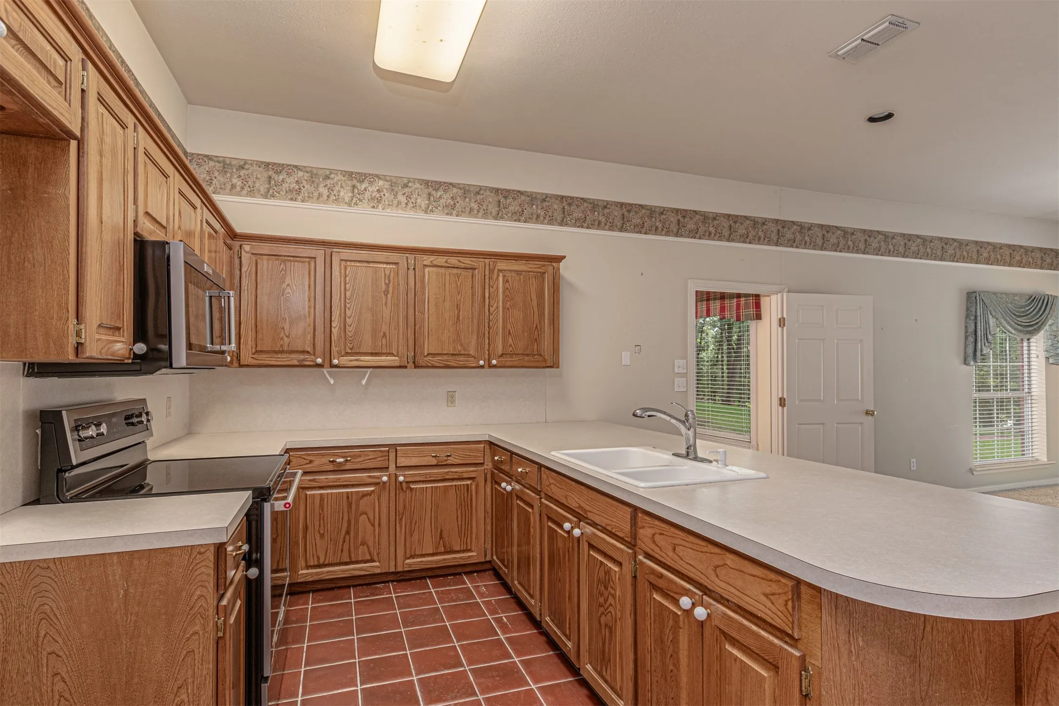 Full Kitchen and laundry space