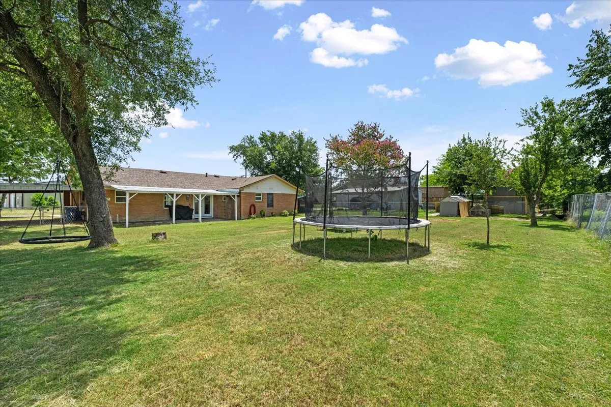 Single Family Residence For Sale in Navarro County , 703 N Gilmer Avenue, Dawson, Texas 76639, 3 Bedroom, 2 Bathroom, Garage spaces, 1,887 Sqft, built in 1965, mls#21315365, Real Estate Agent in Dawson, Homes For Sale in Navarro county, Homes For Sale in Dawson, Realtor in Dawson Texas, Real Estate Brokerage Independent Realty Texas, Luminita Cordes Realtor