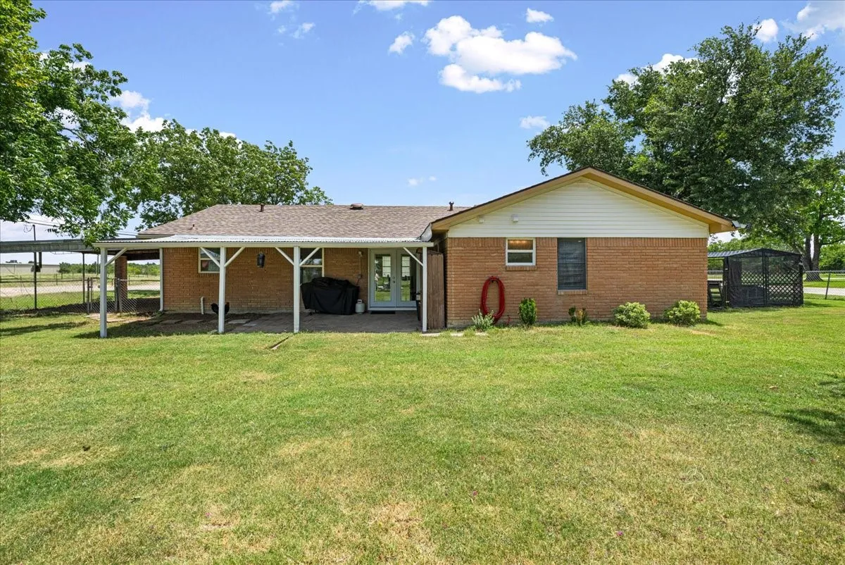 Single Family Residence For Sale in Navarro County , 703 N Gilmer Avenue, Dawson, Texas 76639, 3 Bedroom, 2 Bathroom, Garage spaces, 1,887 Sqft, built in 1965, mls#21315365, Real Estate Agent in Dawson, Homes For Sale in Navarro county, Homes For Sale in Dawson, Realtor in Dawson Texas, Real Estate Brokerage Independent Realty Texas, Luminita Cordes Realtor