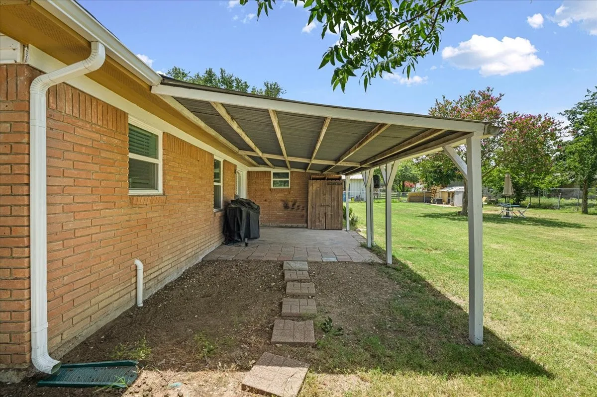 Single Family Residence For Sale in Navarro County , 703 N Gilmer Avenue, Dawson, Texas 76639, 3 Bedroom, 2 Bathroom, Garage spaces, 1,887 Sqft, built in 1965, mls#21315365, Real Estate Agent in Dawson, Homes For Sale in Navarro county, Homes For Sale in Dawson, Realtor in Dawson Texas, Real Estate Brokerage Independent Realty Texas, Luminita Cordes Realtor