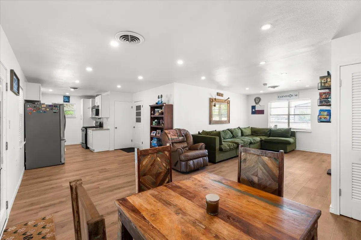 Single Family Residence For Sale in Navarro County , 703 N Gilmer Avenue, Dawson, Texas 76639, 3 Bedroom, 2 Bathroom, Garage spaces, 1,887 Sqft, built in 1965, mls#21315365, Real Estate Agent in Dawson, Homes For Sale in Navarro county, Homes For Sale in Dawson, Realtor in Dawson Texas, Real Estate Brokerage Independent Realty Texas, Luminita Cordes Realtor