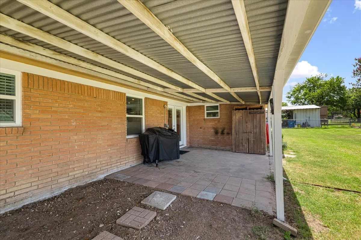 Single Family Residence For Sale in Navarro County , 703 N Gilmer Avenue, Dawson, Texas 76639, 3 Bedroom, 2 Bathroom, Garage spaces, 1,887 Sqft, built in 1965, mls#21315365, Real Estate Agent in Dawson, Homes For Sale in Navarro county, Homes For Sale in Dawson, Realtor in Dawson Texas, Real Estate Brokerage Independent Realty Texas, Luminita Cordes Realtor
