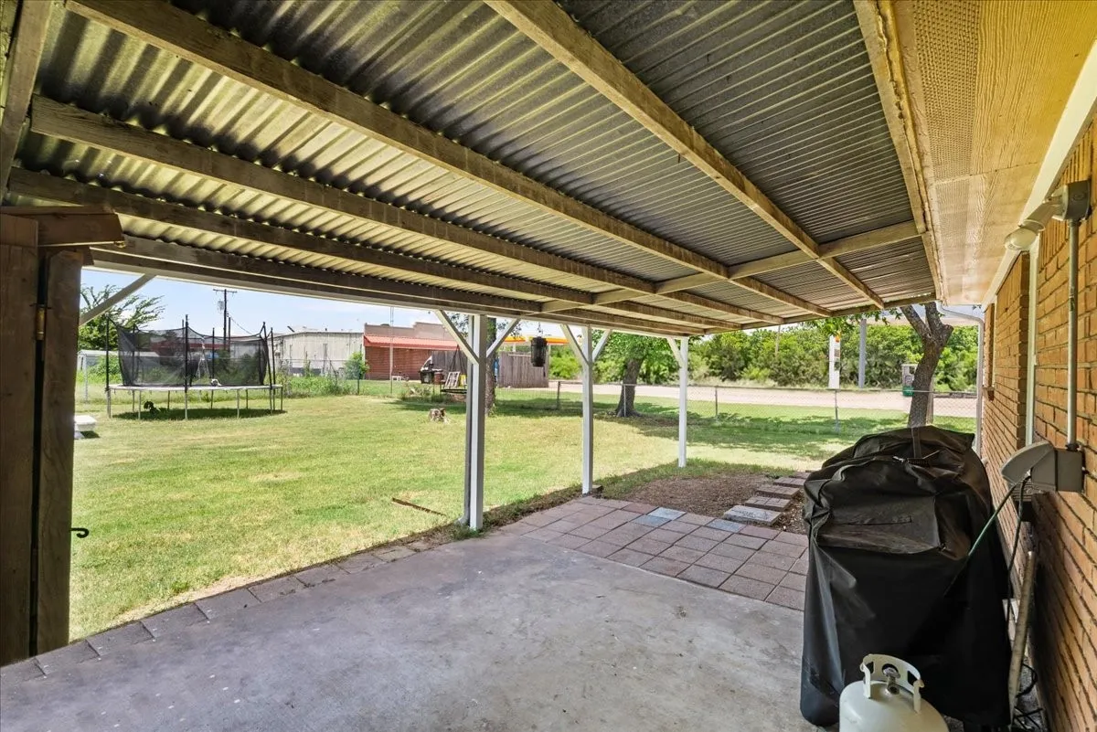 Single Family Residence For Sale in Navarro County , 703 N Gilmer Avenue, Dawson, Texas 76639, 3 Bedroom, 2 Bathroom, Garage spaces, 1,887 Sqft, built in 1965, mls#21315365, Real Estate Agent in Dawson, Homes For Sale in Navarro county, Homes For Sale in Dawson, Realtor in Dawson Texas, Real Estate Brokerage Independent Realty Texas, Luminita Cordes Realtor