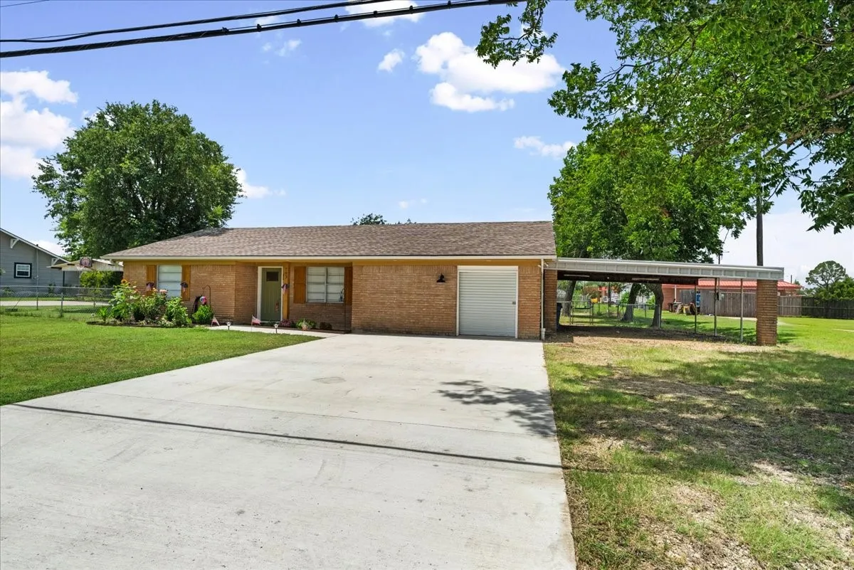 Single Family Residence For Sale in Navarro County , 703 N Gilmer Avenue, Dawson, Texas 76639, 3 Bedroom, 2 Bathroom, Garage spaces, 1,887 Sqft, built in 1965, mls#21315365, Real Estate Agent in Dawson, Homes For Sale in Navarro county, Homes For Sale in Dawson, Realtor in Dawson Texas, Real Estate Brokerage Independent Realty Texas, Luminita Cordes Realtor
