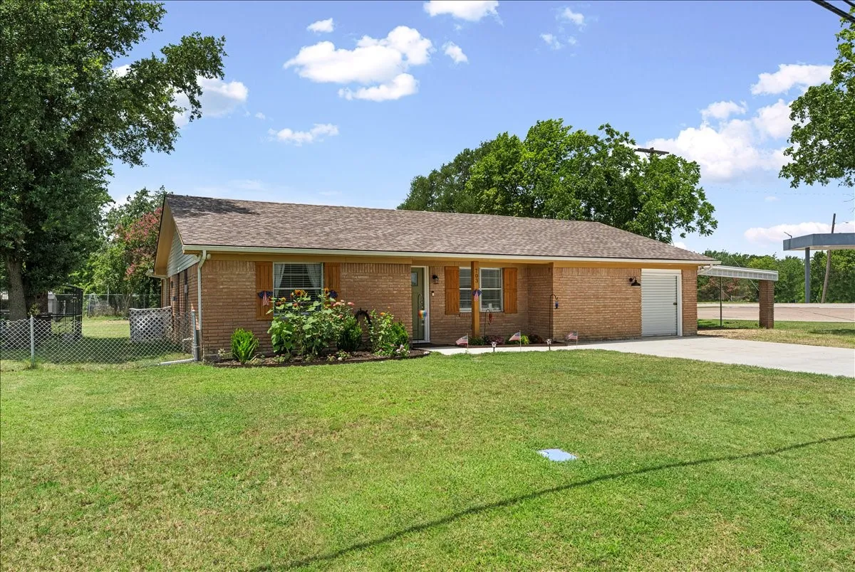 Single Family Residence For Sale in Navarro County , 703 N Gilmer Avenue, Dawson, Texas 76639, 3 Bedroom, 2 Bathroom, Garage spaces, 1,887 Sqft, built in 1965, mls#21315365, Real Estate Agent in Dawson, Homes For Sale in Navarro county, Homes For Sale in Dawson, Realtor in Dawson Texas, Real Estate Brokerage Independent Realty Texas, Luminita Cordes Realtor