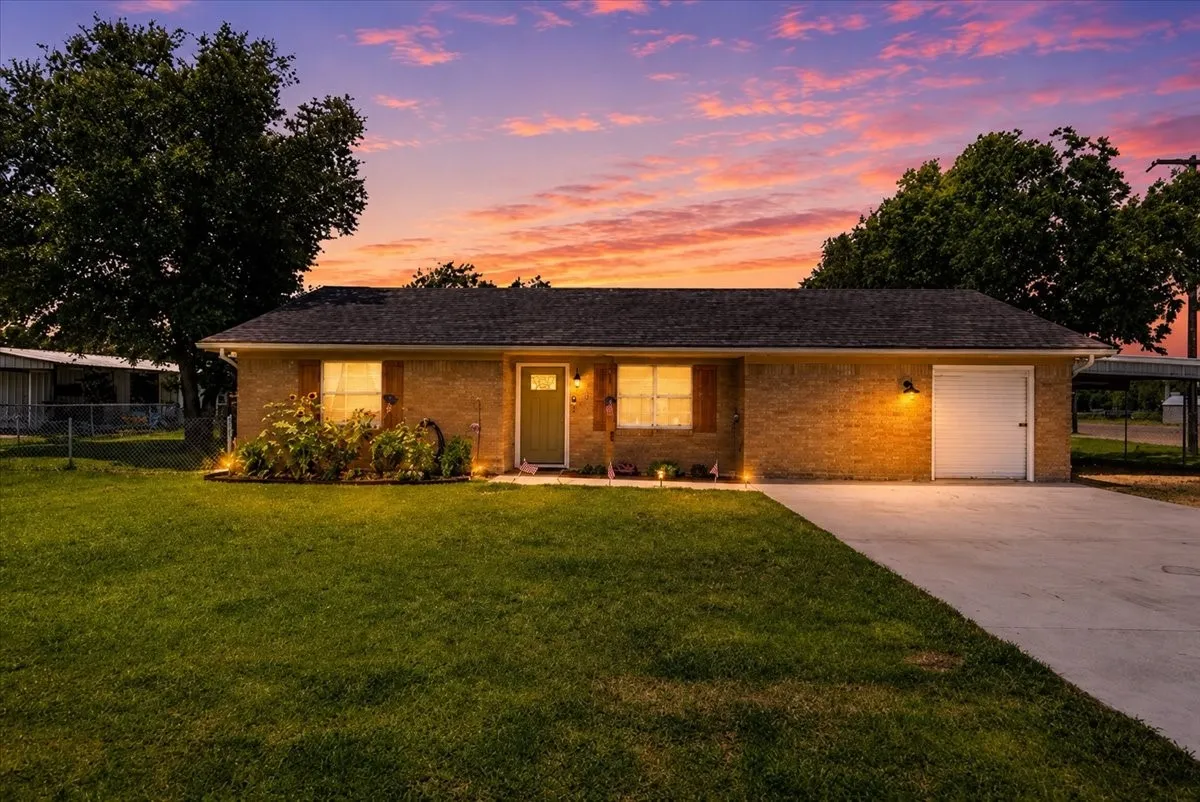 Single Family Residence For Sale in Navarro County , 703 N Gilmer Avenue, Dawson, Texas 76639, 3 Bedroom, 2 Bathroom, Garage spaces, 1,887 Sqft, built in 1965, mls#21315365, Real Estate Agent in Dawson, Homes For Sale in Navarro county, Homes For Sale in Dawson, Realtor in Dawson Texas, Real Estate Brokerage Independent Realty Texas, Luminita Cordes Realtor