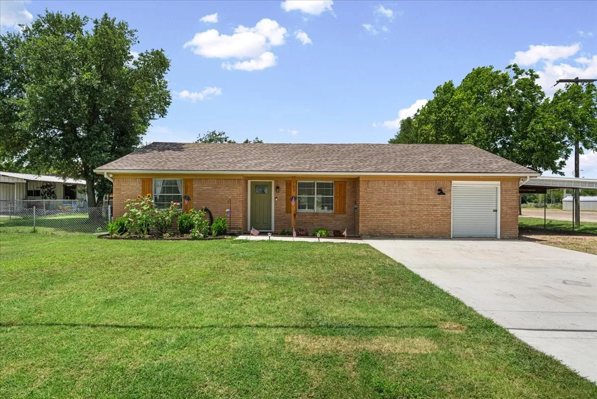 Single Family Residence For Sale in Navarro County , 703 N Gilmer Avenue, Dawson, Texas 76639, 3 Bedroom, 2 Bathroom, Garage spaces, 1,887 Sqft, built in 1965, mls#21315365, Real Estate Agent in Dawson, Homes For Sale in Navarro county, Homes For Sale in Dawson, Realtor in Dawson Texas, Real Estate Brokerage Independent Realty Texas, Luminita Cordes Realtor