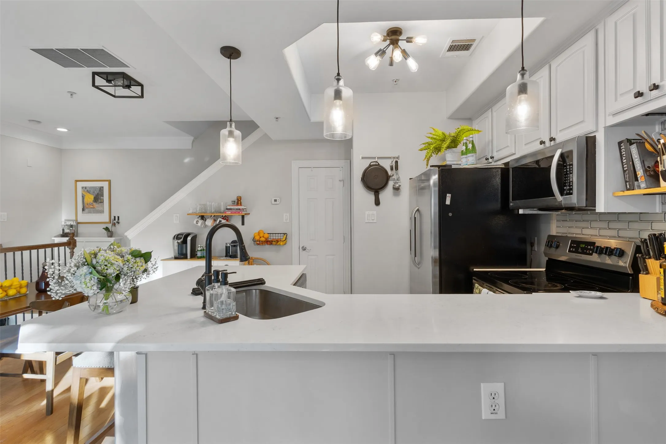 For Sale in Dallas County , 5702 Hudson Street 6, Dallas, Texas 75206, 2 Bedrooms, 3 Bathrooms, 2 Garage spaces, 1,235 Sqft, built in 2005, Price $440,000, mls#21315429, Real Estate Agent in Dallas, Homes For Sale in Dallas county, Homes For Sale in Dallas, Realtor in Dallas Texas, Real Estate Brokerage Independent Realty Texas, Luminita Cordes Realtor