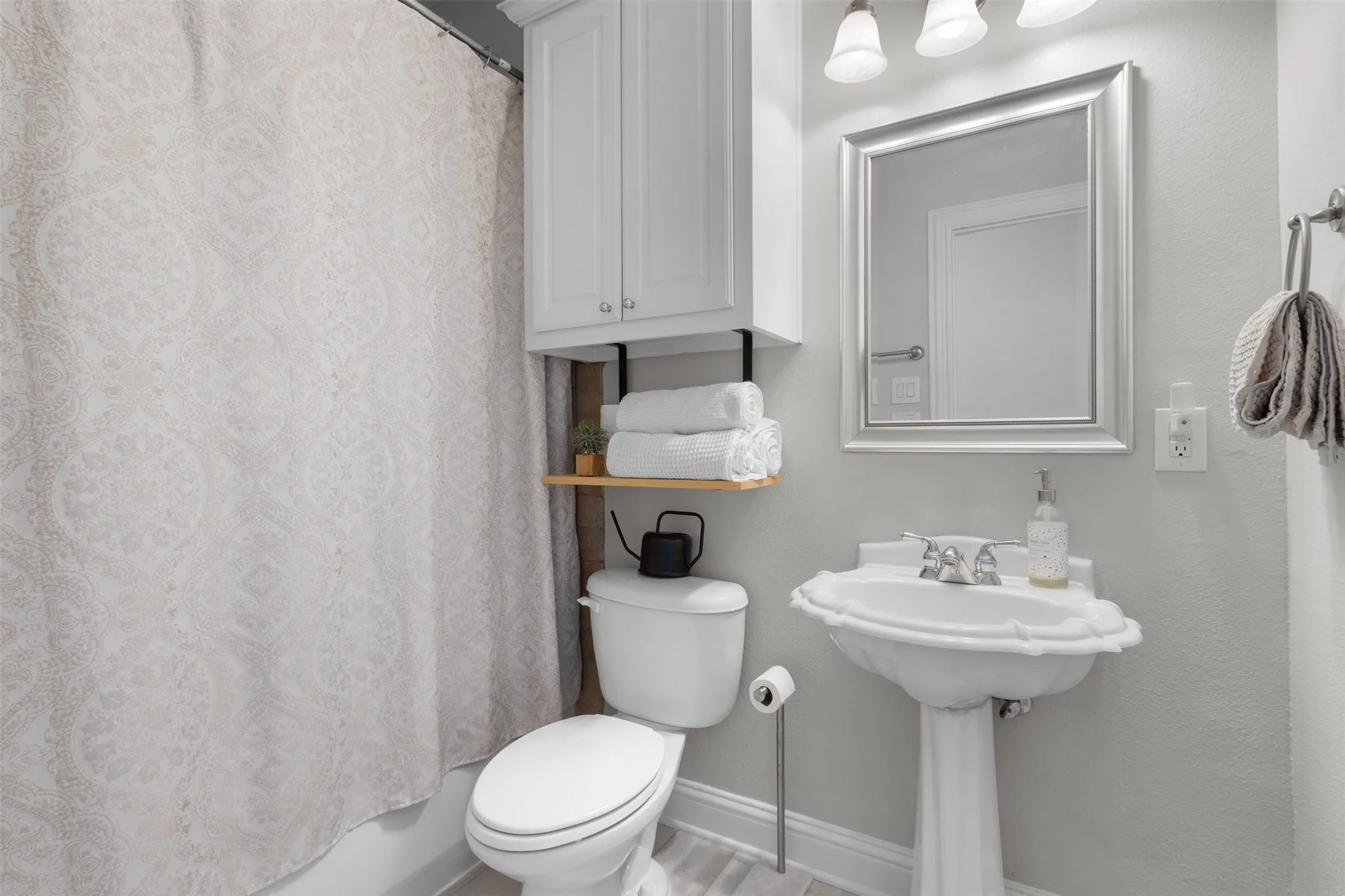 For Sale in Dallas County , 5702 Hudson Street 6, Dallas, Texas 75206, 2 Bedrooms, 3 Bathrooms, 2 Garage spaces, 1,235 Sqft, built in 2005, Price $440,000, mls#21315429, Real Estate Agent in Dallas, Homes For Sale in Dallas county, Homes For Sale in Dallas, Realtor in Dallas Texas, Real Estate Brokerage Independent Realty Texas, Luminita Cordes Realtor