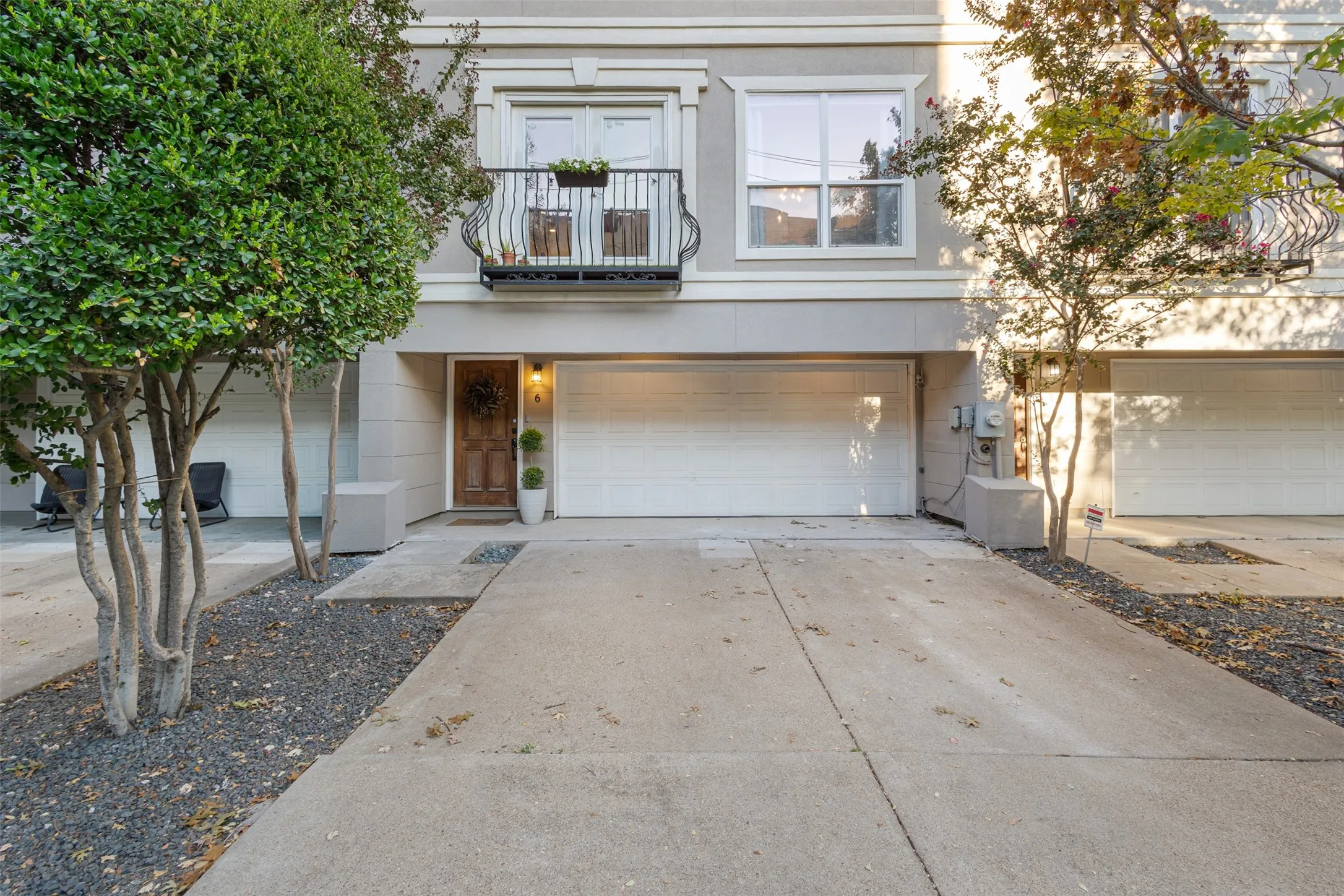 For Sale in Dallas County , 5702 Hudson Street 6, Dallas, Texas 75206, 2 Bedrooms, 3 Bathrooms, 2 Garage spaces, 1,235 Sqft, built in 2005, Price $440,000, mls#21315429, Real Estate Agent in Dallas, Homes For Sale in Dallas county, Homes For Sale in Dallas, Realtor in Dallas Texas, Real Estate Brokerage Independent Realty Texas, Luminita Cordes Realtor