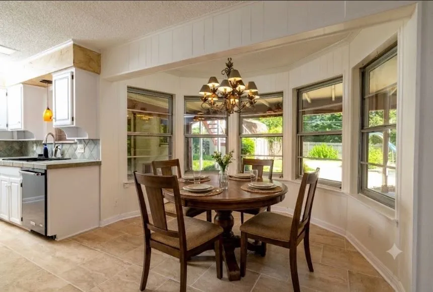 9.7 x 9.5 Breakfast room  featuring a bay window with multiple panes, and a tiered chandelier