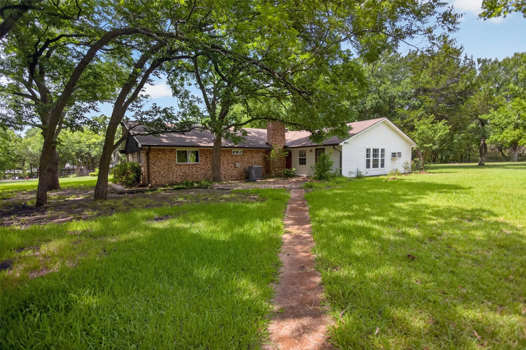 Single Family Residence For Sale in Ellis County , 1007 Johnson Lane, Ovilla, Texas 76065, 4 Bedroom, 2 Bathroom, 2 Garage spaces, 2,062 Sqft, built in 1972, mls#21307798, Real Estate Agent in Ovilla, Homes For Sale in Ellis county, Homes For Sale in Ovilla, Realtor in Ovilla Texas, Real Estate Brokerage Independent Realty Texas, Luminita Cordes Realtor
