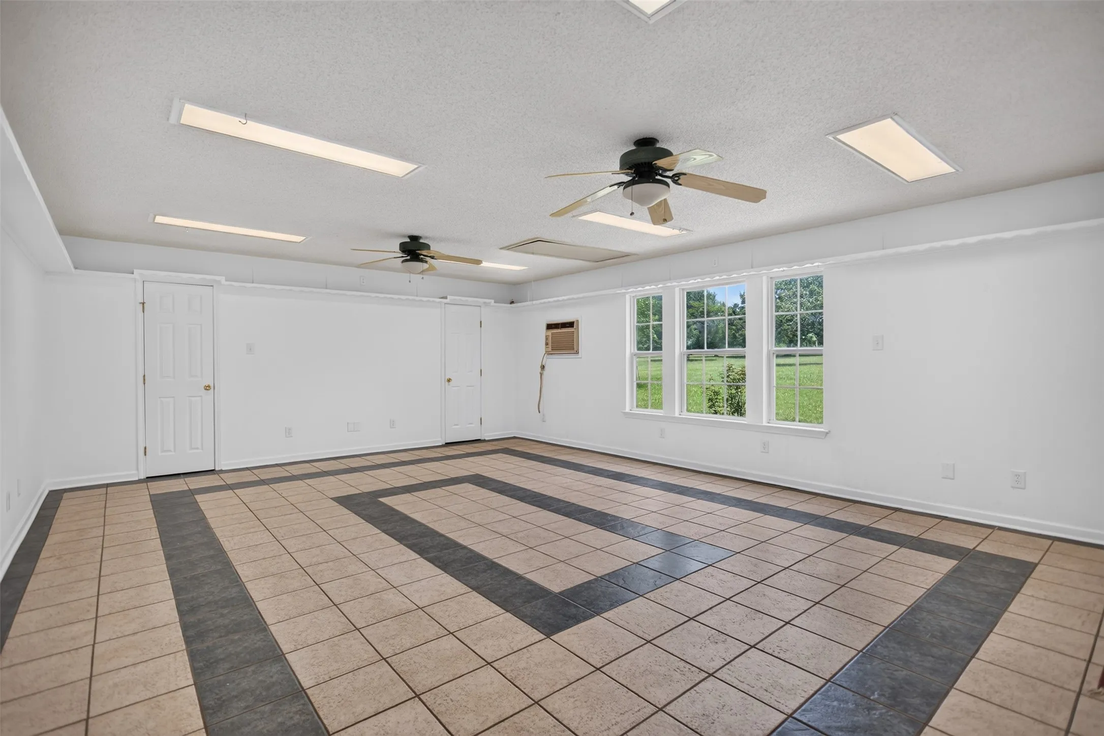 Single Family Residence For Sale in Ellis County , 1007 Johnson Lane, Ovilla, Texas 76065, 4 Bedroom, 2 Bathroom, 2 Garage spaces, 2,062 Sqft, built in 1972, mls#21307798, Real Estate Agent in Ovilla, Homes For Sale in Ellis county, Homes For Sale in Ovilla, Realtor in Ovilla Texas, Real Estate Brokerage Independent Realty Texas, Luminita Cordes Realtor