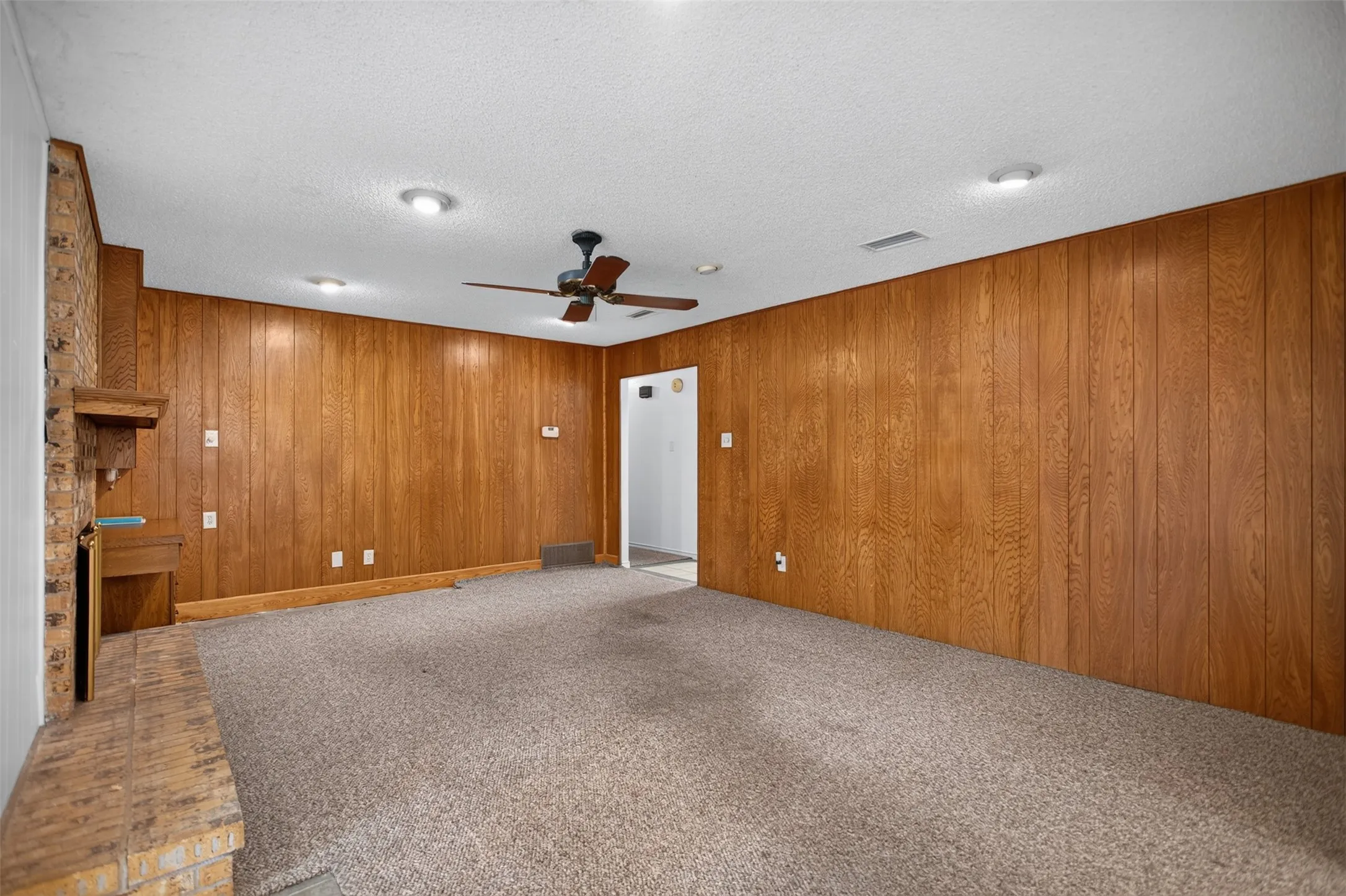 Single Family Residence For Sale in Ellis County , 1007 Johnson Lane, Ovilla, Texas 76065, 4 Bedroom, 2 Bathroom, 2 Garage spaces, 2,062 Sqft, built in 1972, mls#21307798, Real Estate Agent in Ovilla, Homes For Sale in Ellis county, Homes For Sale in Ovilla, Realtor in Ovilla Texas, Real Estate Brokerage Independent Realty Texas, Luminita Cordes Realtor