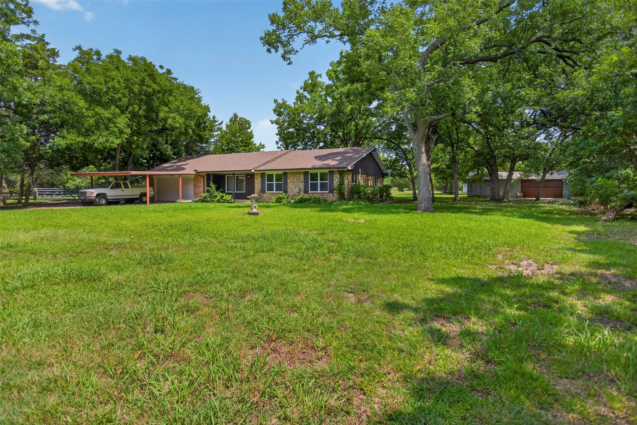 Single Family Residence For Sale in Ellis County , 1007 Johnson Lane, Ovilla, Texas 76065, 4 Bedroom, 2 Bathroom, 2 Garage spaces, 2,062 Sqft, built in 1972, mls#21307798, Real Estate Agent in Ovilla, Homes For Sale in Ellis county, Homes For Sale in Ovilla, Realtor in Ovilla Texas, Real Estate Brokerage Independent Realty Texas, Luminita Cordes Realtor