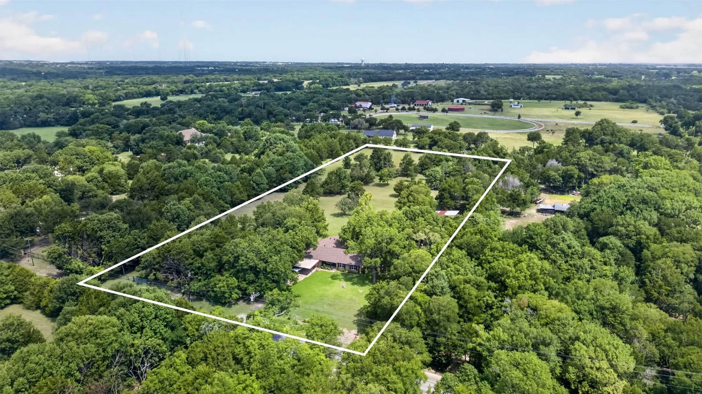 Single Family Residence For Sale in Ellis County , 1007 Johnson Lane, Ovilla, Texas 76065, 4 Bedroom, 2 Bathroom, 2 Garage spaces, 2,062 Sqft, built in 1972, mls#21307798, Real Estate Agent in Ovilla, Homes For Sale in Ellis county, Homes For Sale in Ovilla, Realtor in Ovilla Texas, Real Estate Brokerage Independent Realty Texas, Luminita Cordes Realtor