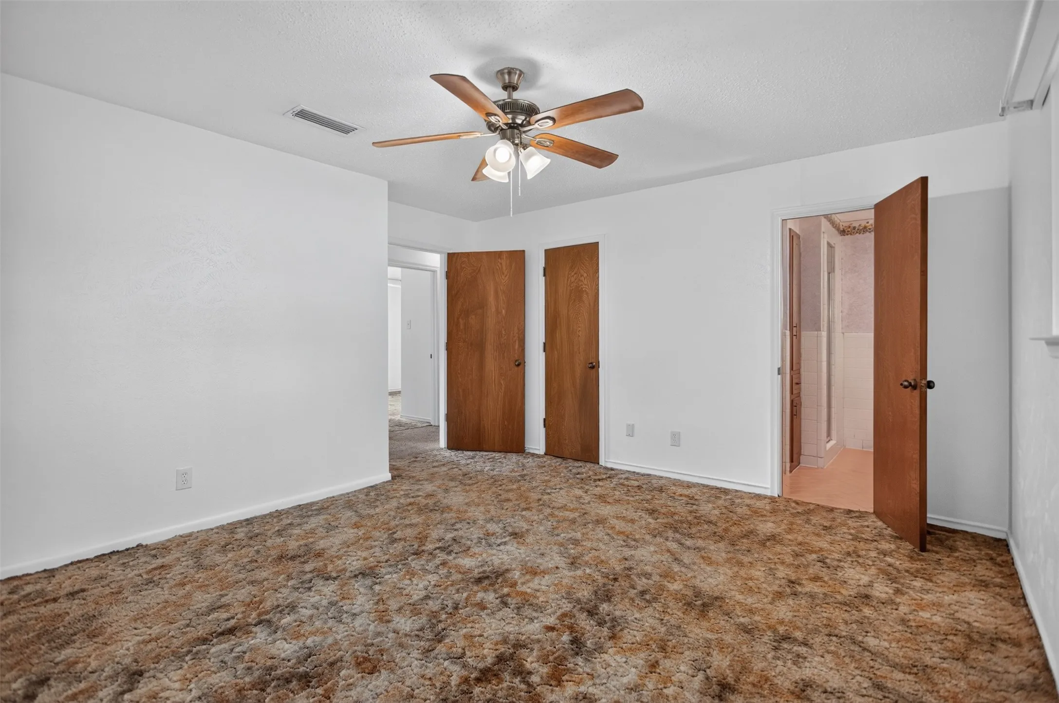 Single Family Residence For Sale in Ellis County , 1007 Johnson Lane, Ovilla, Texas 76065, 4 Bedroom, 2 Bathroom, 2 Garage spaces, 2,062 Sqft, built in 1972, mls#21307798, Real Estate Agent in Ovilla, Homes For Sale in Ellis county, Homes For Sale in Ovilla, Realtor in Ovilla Texas, Real Estate Brokerage Independent Realty Texas, Luminita Cordes Realtor