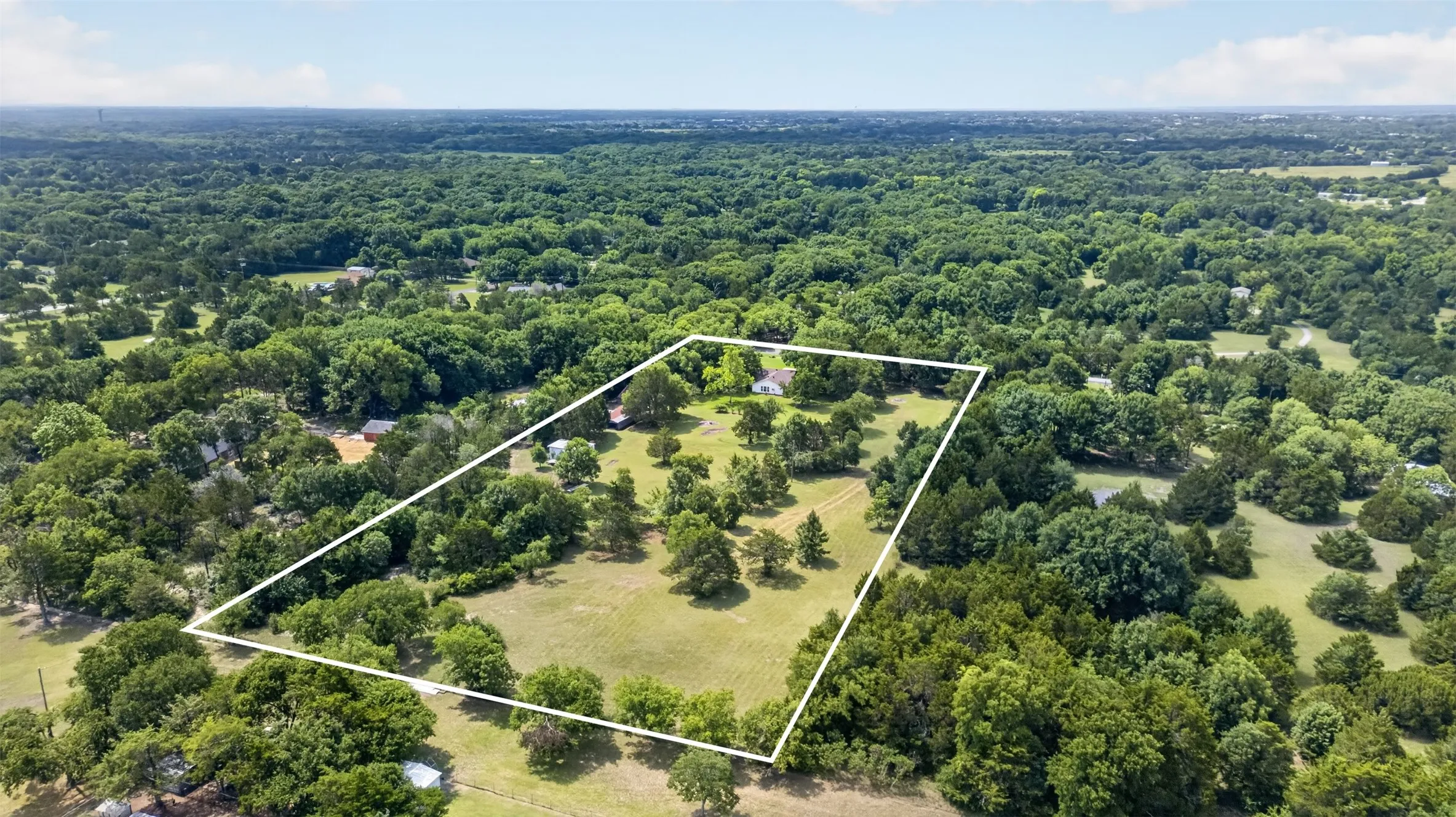 Single Family Residence For Sale in Ellis County , 1007 Johnson Lane, Ovilla, Texas 76065, 4 Bedroom, 2 Bathroom, 2 Garage spaces, 2,062 Sqft, built in 1972, mls#21307798, Real Estate Agent in Ovilla, Homes For Sale in Ellis county, Homes For Sale in Ovilla, Realtor in Ovilla Texas, Real Estate Brokerage Independent Realty Texas, Luminita Cordes Realtor