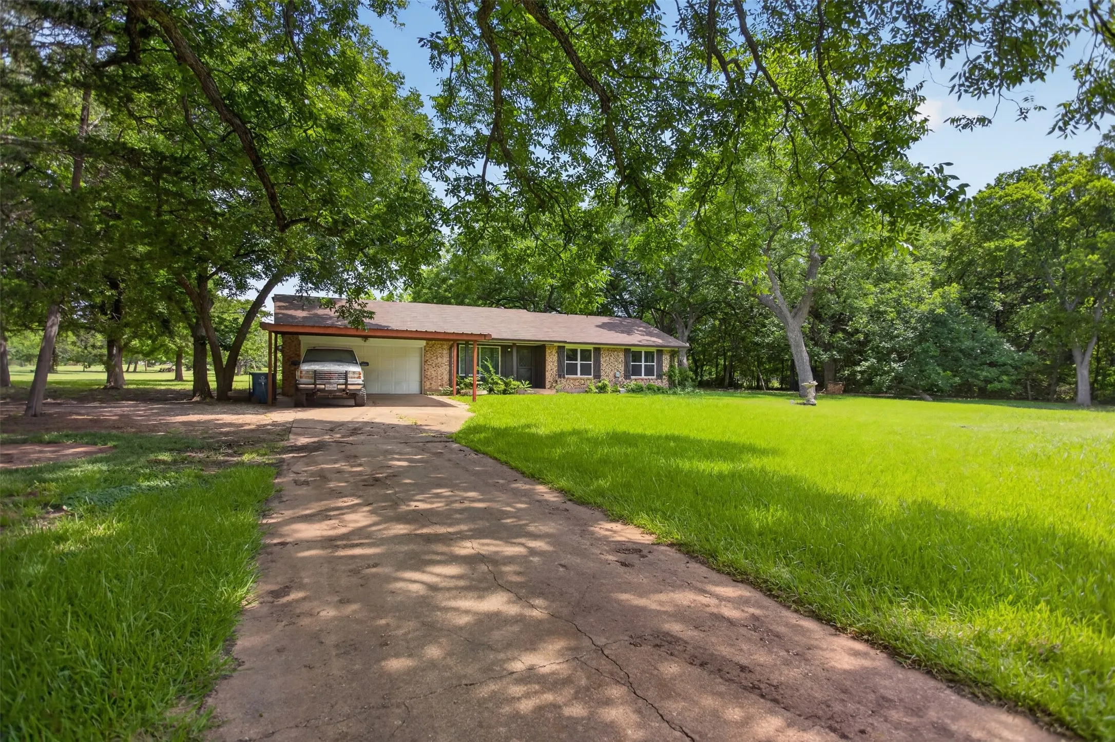 Single Family Residence For Sale in Ellis County , 1007 Johnson Lane, Ovilla, Texas 76065, 4 Bedroom, 2 Bathroom, 2 Garage spaces, 2,062 Sqft, built in 1972, mls#21307798, Real Estate Agent in Ovilla, Homes For Sale in Ellis county, Homes For Sale in Ovilla, Realtor in Ovilla Texas, Real Estate Brokerage Independent Realty Texas, Luminita Cordes Realtor
