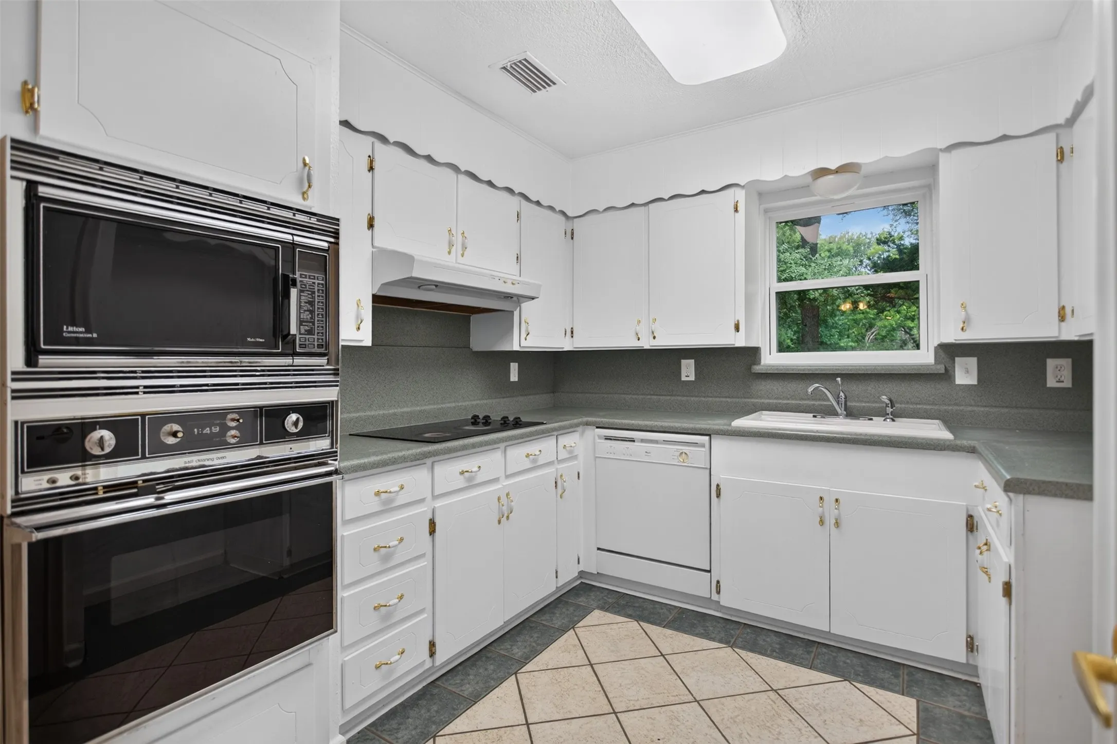 Single Family Residence For Sale in Ellis County , 1007 Johnson Lane, Ovilla, Texas 76065, 4 Bedroom, 2 Bathroom, 2 Garage spaces, 2,062 Sqft, built in 1972, mls#21307798, Real Estate Agent in Ovilla, Homes For Sale in Ellis county, Homes For Sale in Ovilla, Realtor in Ovilla Texas, Real Estate Brokerage Independent Realty Texas, Luminita Cordes Realtor