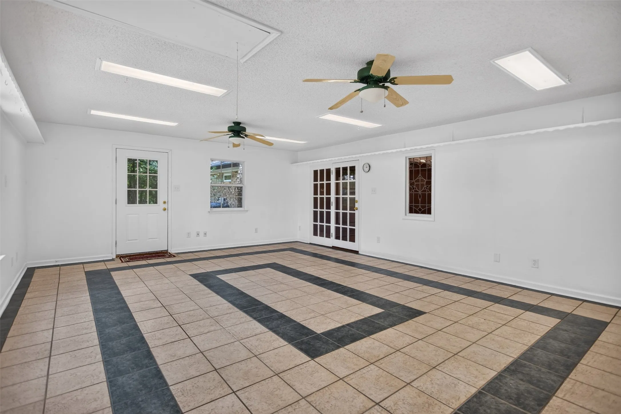 Single Family Residence For Sale in Ellis County , 1007 Johnson Lane, Ovilla, Texas 76065, 4 Bedroom, 2 Bathroom, 2 Garage spaces, 2,062 Sqft, built in 1972, mls#21307798, Real Estate Agent in Ovilla, Homes For Sale in Ellis county, Homes For Sale in Ovilla, Realtor in Ovilla Texas, Real Estate Brokerage Independent Realty Texas, Luminita Cordes Realtor