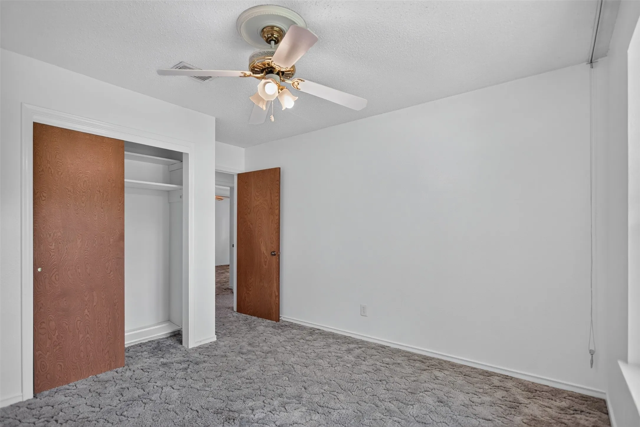 Single Family Residence For Sale in Ellis County , 1007 Johnson Lane, Ovilla, Texas 76065, 4 Bedroom, 2 Bathroom, 2 Garage spaces, 2,062 Sqft, built in 1972, mls#21307798, Real Estate Agent in Ovilla, Homes For Sale in Ellis county, Homes For Sale in Ovilla, Realtor in Ovilla Texas, Real Estate Brokerage Independent Realty Texas, Luminita Cordes Realtor