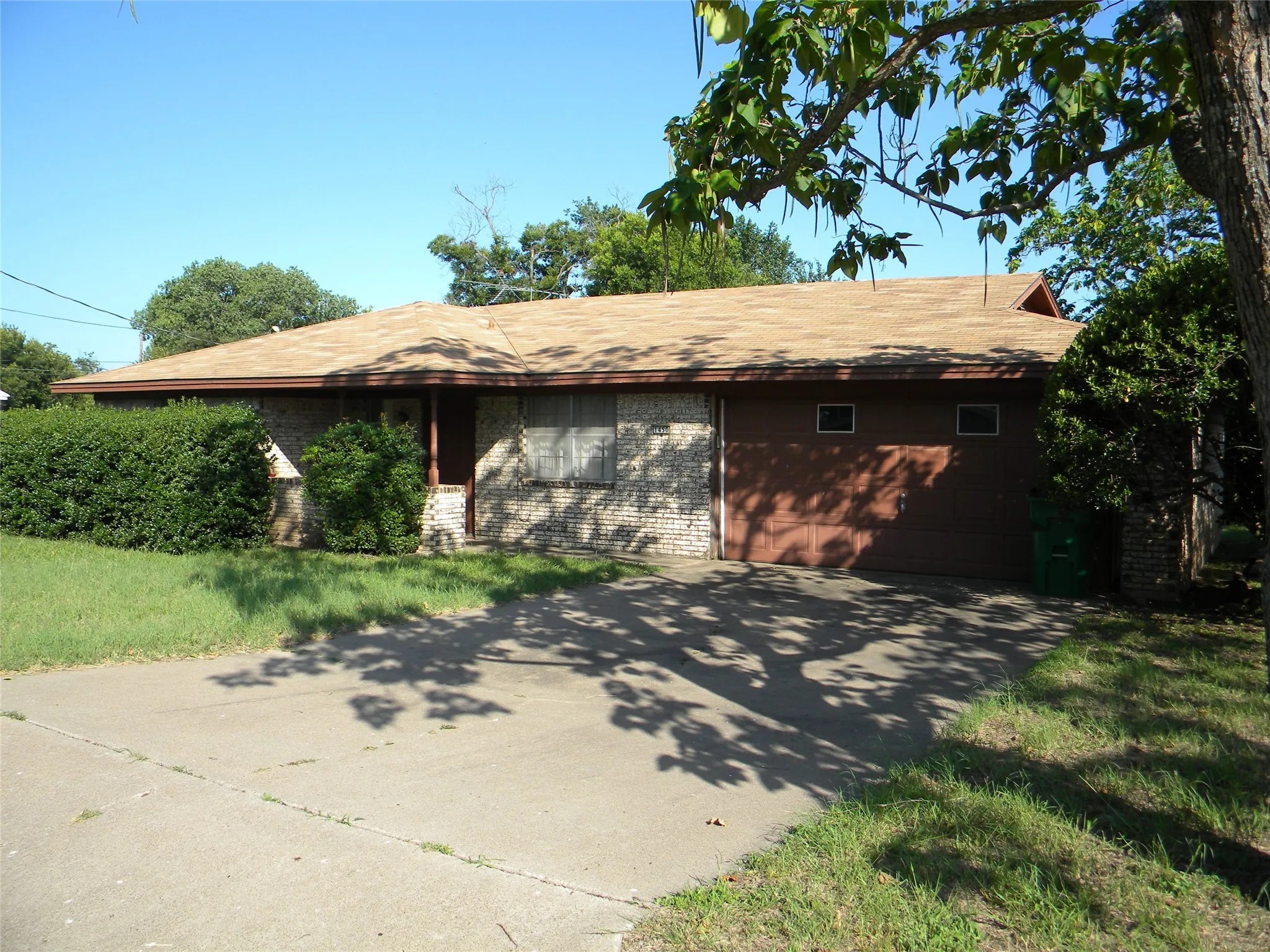 Single Family Residence For Sale in Erath County , 1450 W Ash Street, Stephenville, Texas 76401, 3 Bedroom, 2 Bathroom, 2 Garage spaces, 1,395 Sqft, built in 1967, mls#21315385, Real Estate Agent in Stephenville, Homes For Sale in Erath county, Homes For Sale in Stephenville, Realtor in Stephenville Texas, Real Estate Brokerage Independent Realty Texas, Luminita Cordes Realtor
