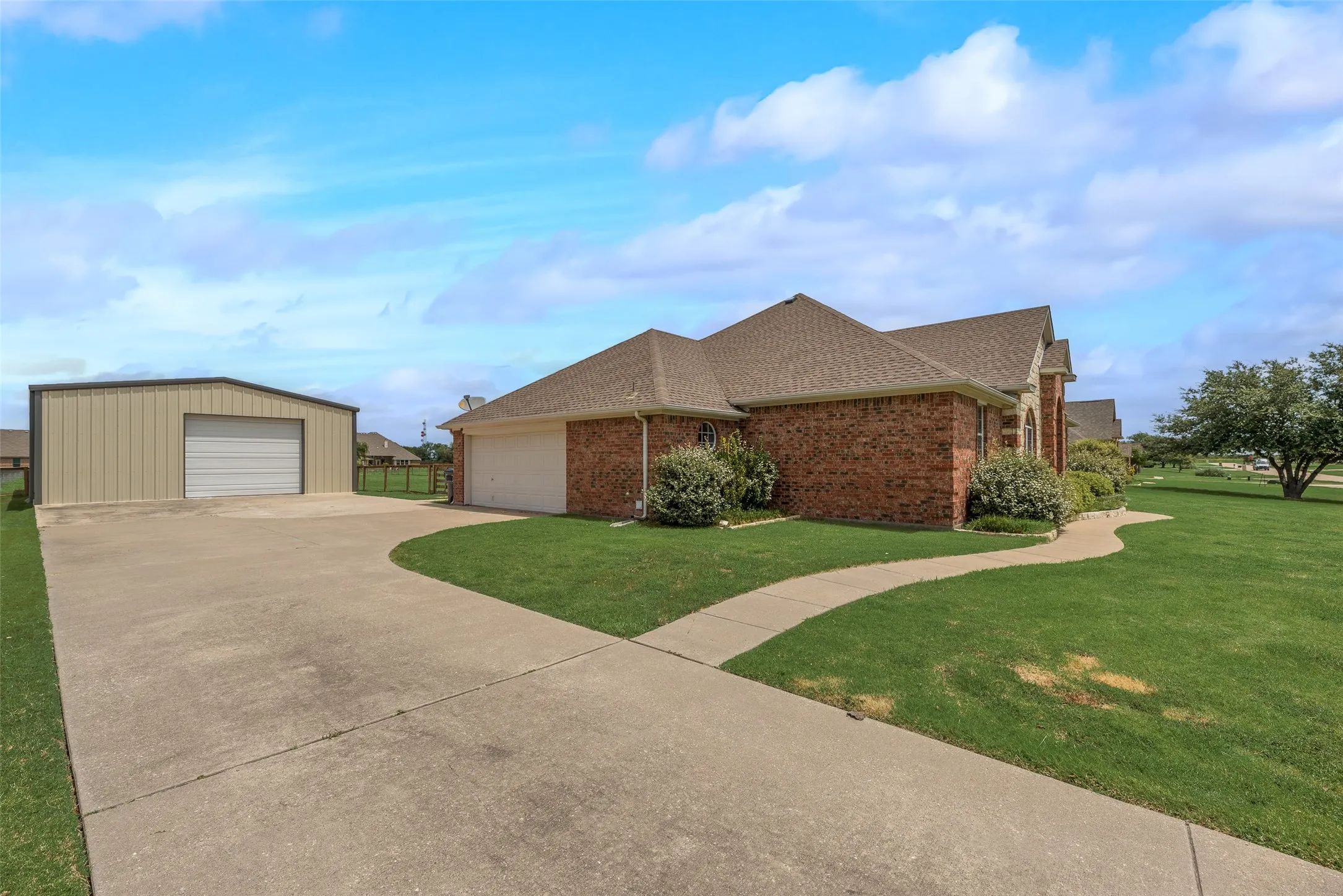 Single Family Residence For Sale in Kaufman County , 5454 Tree Grace Lane, Kaufman, Texas 75142, 4 Bedroom, 2 Bathroom, 2 Garage spaces, 2,527 Sqft, built in 2005, mls#21315455, Real Estate Agent in Kaufman, Homes For Sale in Kaufman county, Homes For Sale in Kaufman, Realtor in Kaufman Texas, Real Estate Brokerage Independent Realty Texas, Luminita Cordes Realtor