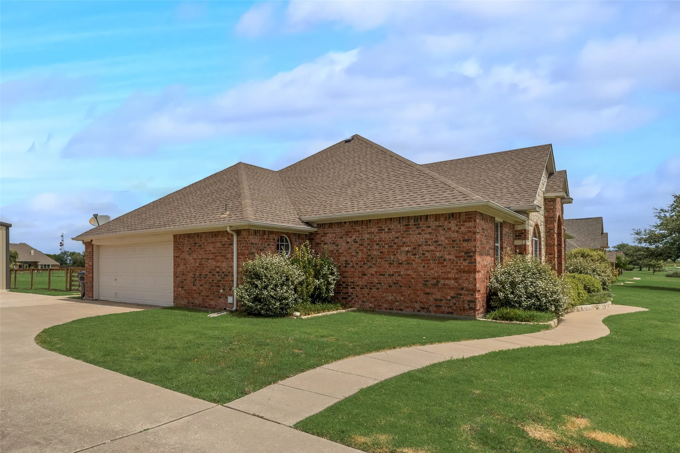 Single Family Residence For Sale in Kaufman County , 5454 Tree Grace Lane, Kaufman, Texas 75142, 4 Bedroom, 2 Bathroom, 2 Garage spaces, 2,527 Sqft, built in 2005, mls#21315455, Real Estate Agent in Kaufman, Homes For Sale in Kaufman county, Homes For Sale in Kaufman, Realtor in Kaufman Texas, Real Estate Brokerage Independent Realty Texas, Luminita Cordes Realtor