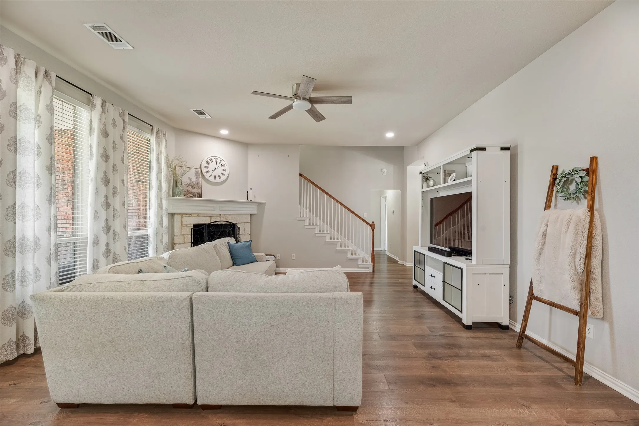 Single Family Residence For Sale in Kaufman County , 5454 Tree Grace Lane, Kaufman, Texas 75142, 4 Bedroom, 2 Bathroom, 2 Garage spaces, 2,527 Sqft, built in 2005, mls#21315455, Real Estate Agent in Kaufman, Homes For Sale in Kaufman county, Homes For Sale in Kaufman, Realtor in Kaufman Texas, Real Estate Brokerage Independent Realty Texas, Luminita Cordes Realtor