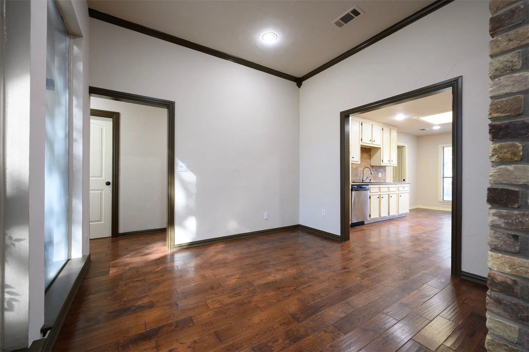 Single Family Residence For Sale in Denton County , 1035 Wilshire Drive, Trophy Club, Texas 76262, 3 Bedroom, 2 Bathroom, 2 Garage spaces, 2,227 Sqft, built in 1979, mls#21313468, Real Estate Agent in Trophy Club, Homes For Sale in Denton county, Homes For Sale in Trophy Club, Realtor in Trophy Club Texas, Real Estate Brokerage Independent Realty Texas, Luminita Cordes Realtor