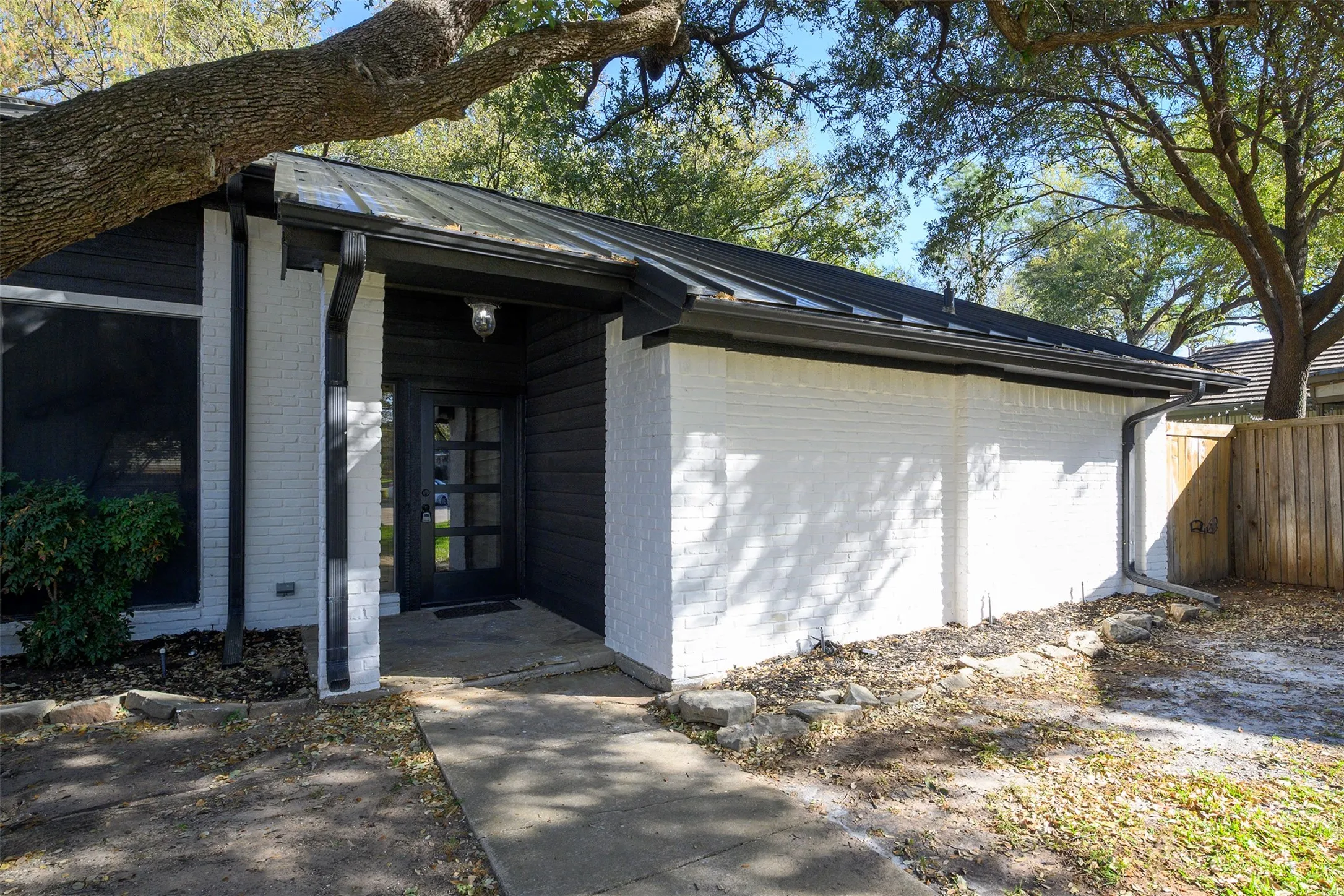 Single Family Residence For Sale in Denton County , 1035 Wilshire Drive, Trophy Club, Texas 76262, 3 Bedroom, 2 Bathroom, 2 Garage spaces, 2,227 Sqft, built in 1979, mls#21313468, Real Estate Agent in Trophy Club, Homes For Sale in Denton county, Homes For Sale in Trophy Club, Realtor in Trophy Club Texas, Real Estate Brokerage Independent Realty Texas, Luminita Cordes Realtor