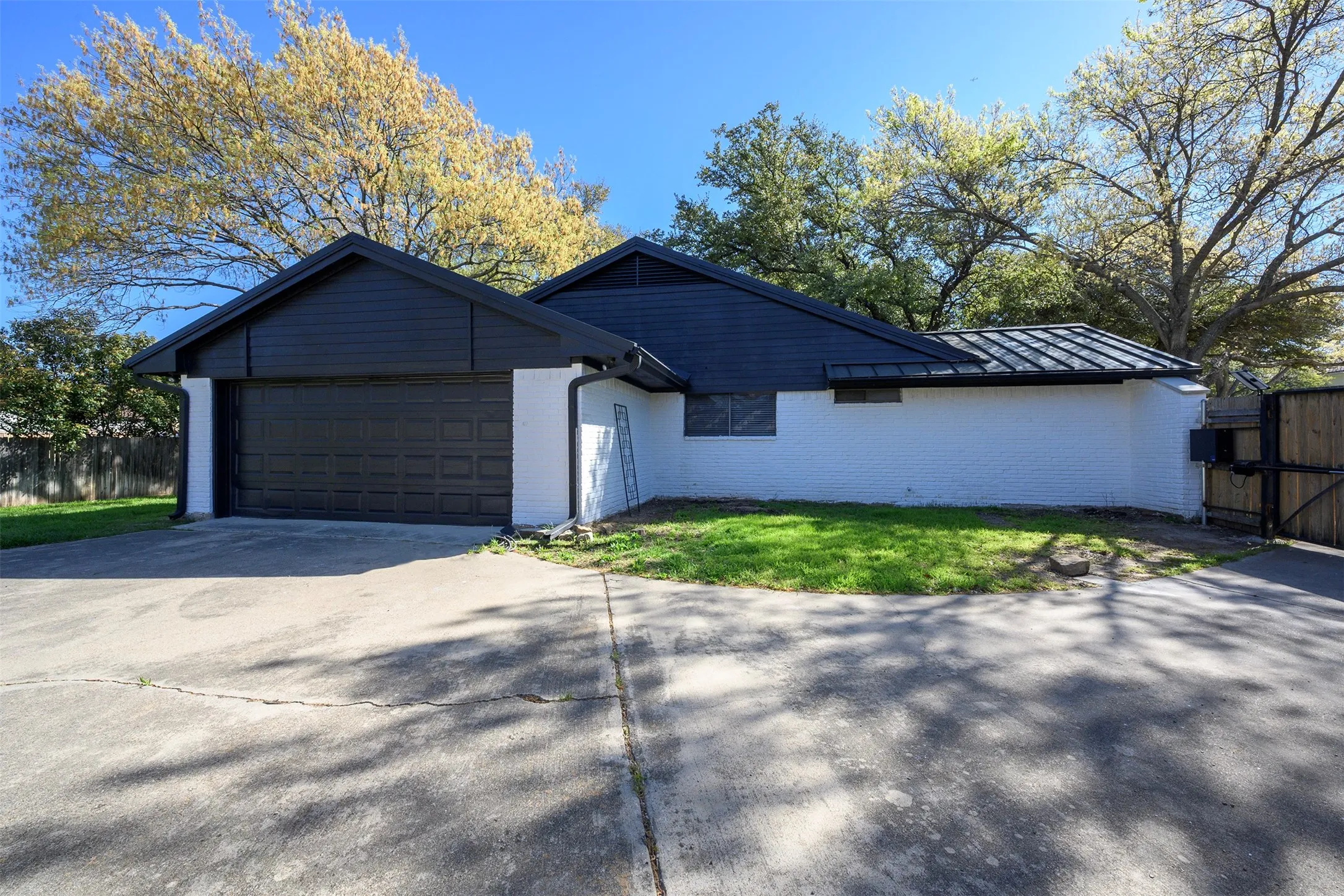 Single Family Residence For Sale in Denton County , 1035 Wilshire Drive, Trophy Club, Texas 76262, 3 Bedroom, 2 Bathroom, 2 Garage spaces, 2,227 Sqft, built in 1979, mls#21313468, Real Estate Agent in Trophy Club, Homes For Sale in Denton county, Homes For Sale in Trophy Club, Realtor in Trophy Club Texas, Real Estate Brokerage Independent Realty Texas, Luminita Cordes Realtor