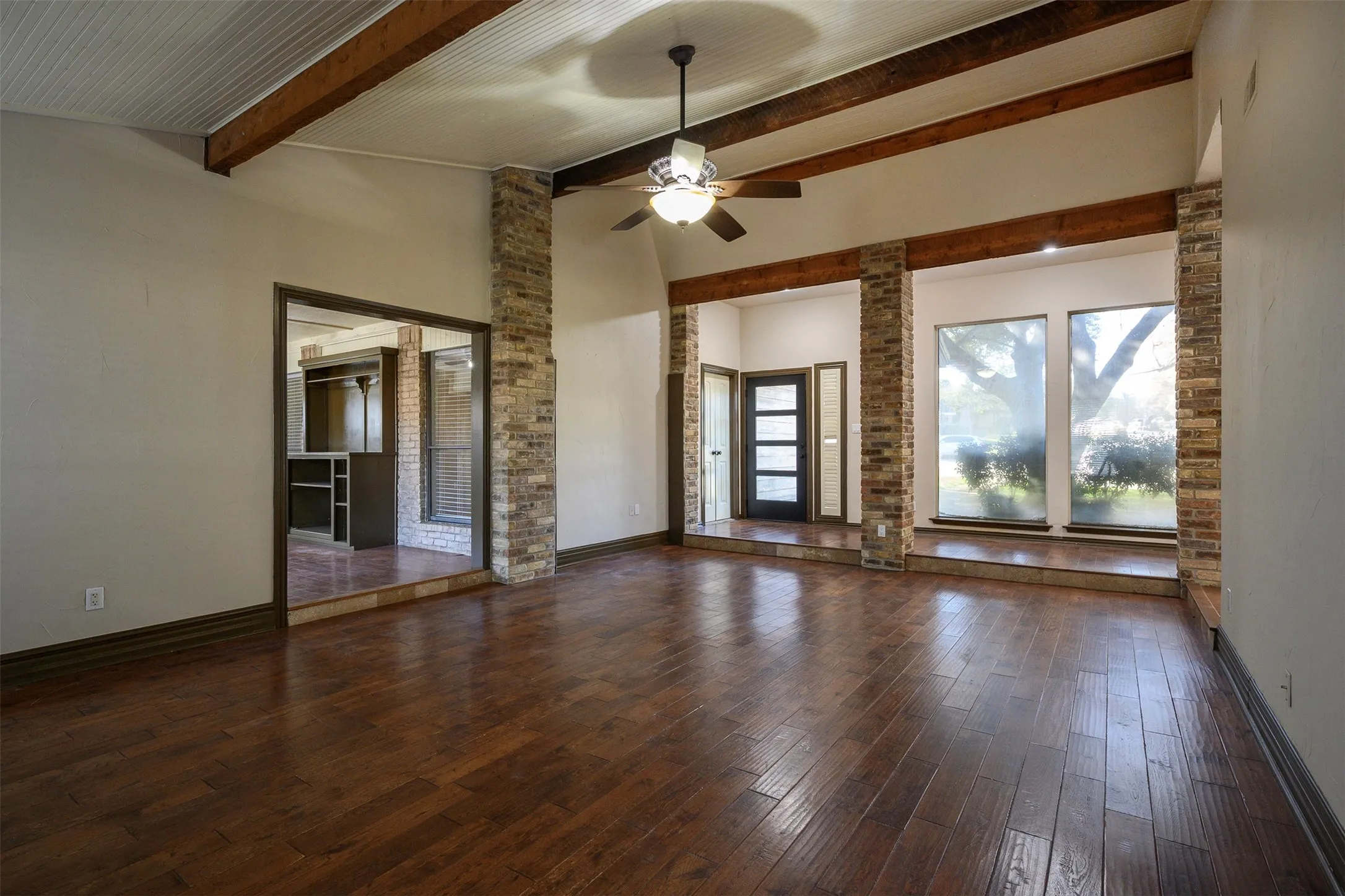 Single Family Residence For Sale in Denton County , 1035 Wilshire Drive, Trophy Club, Texas 76262, 3 Bedroom, 2 Bathroom, 2 Garage spaces, 2,227 Sqft, built in 1979, mls#21313468, Real Estate Agent in Trophy Club, Homes For Sale in Denton county, Homes For Sale in Trophy Club, Realtor in Trophy Club Texas, Real Estate Brokerage Independent Realty Texas, Luminita Cordes Realtor